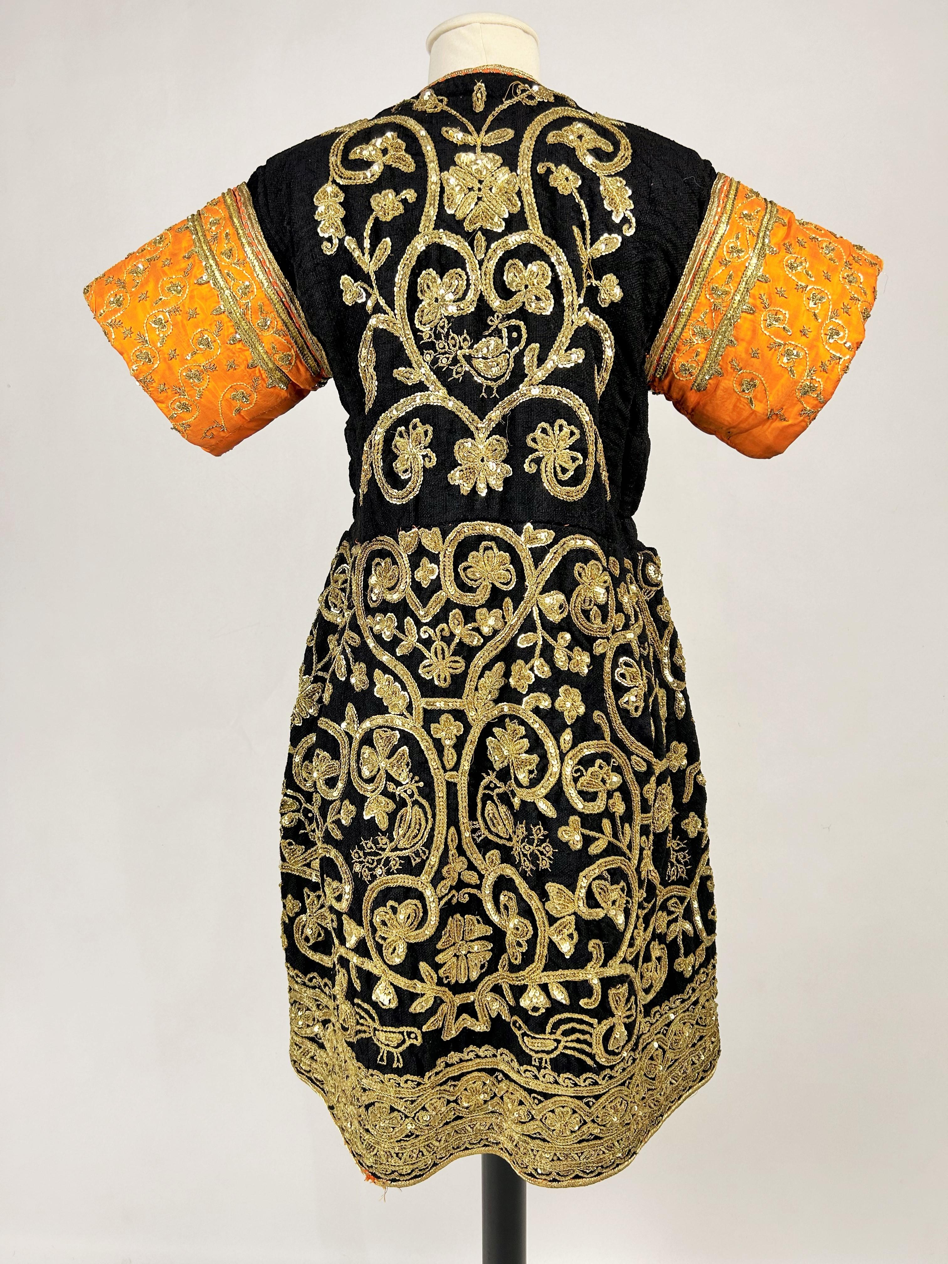 Robe de cérémonie en laine brodée d'or - Tunisie, Hammamet, vers 1950 en vente 4