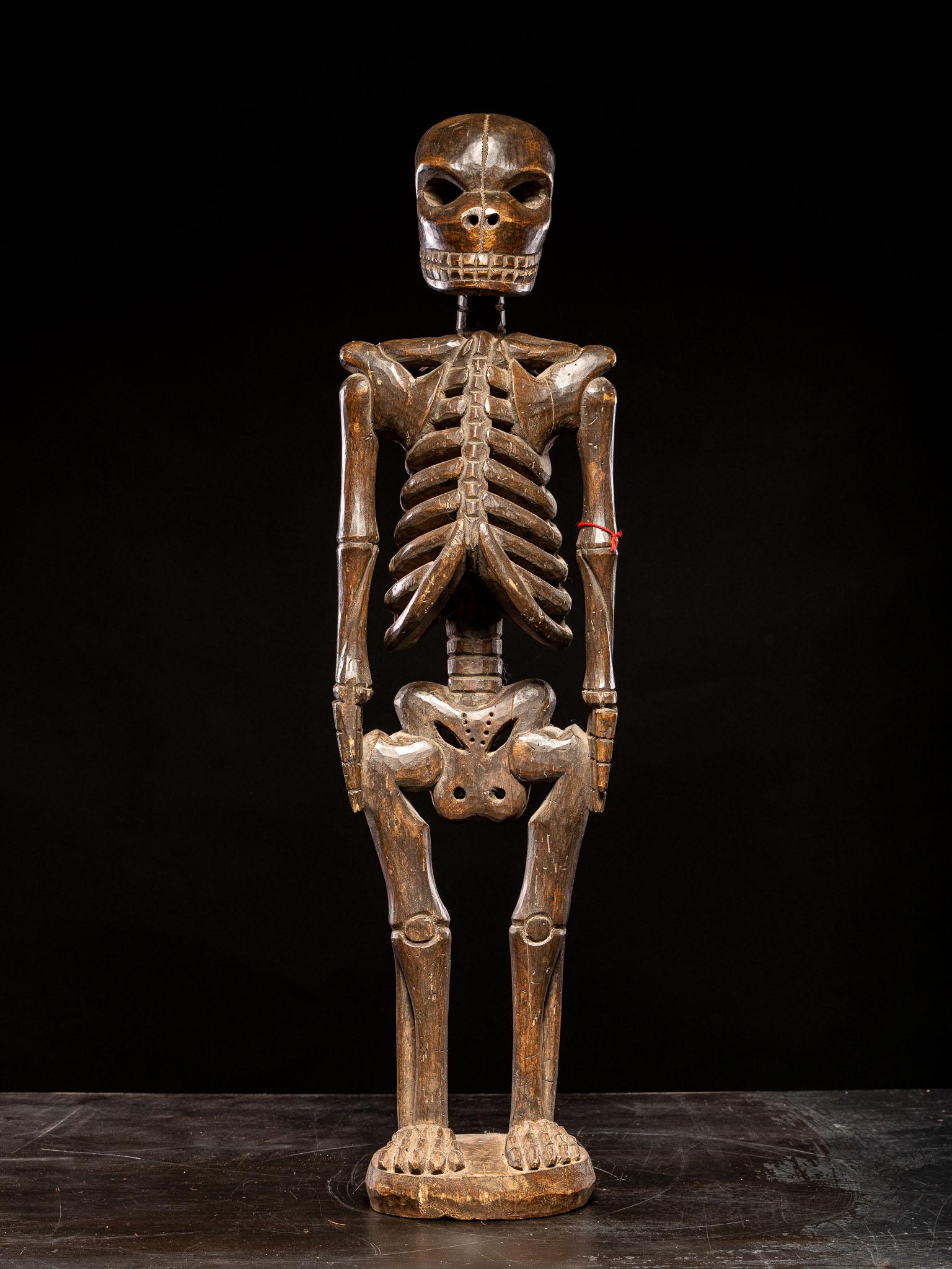 Una forma non comune, la figura astratta con la bocca piena di denti che si erge dritta su una base integrale.