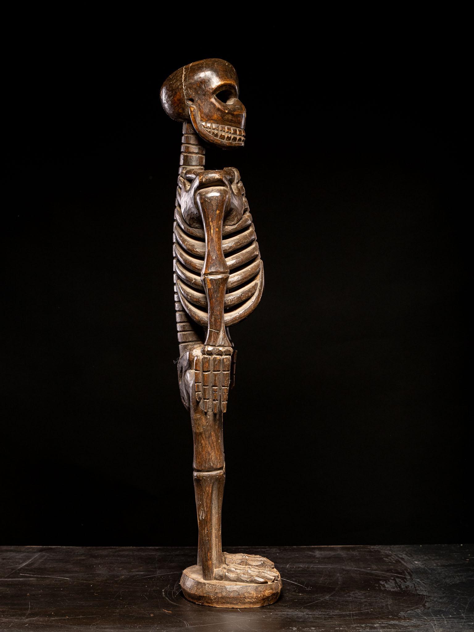 Scheletro cerimoniale in legno duro ricavato da un unico pezzo di legno, Nigeria. In condizioni buone in vendita a Leuven , BE