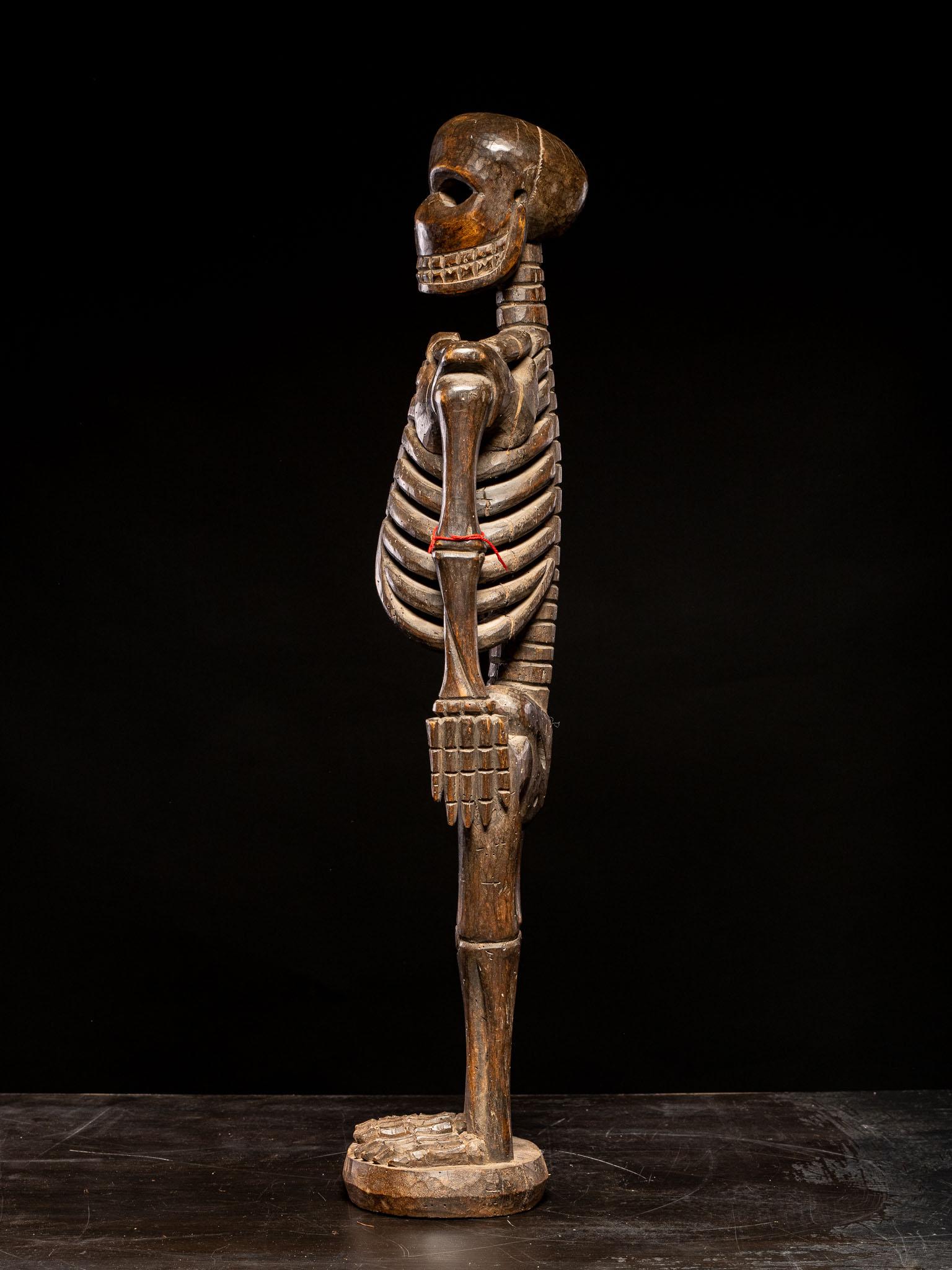 Scheletro cerimoniale in legno duro ricavato da un unico pezzo di legno, Nigeria. in vendita 2