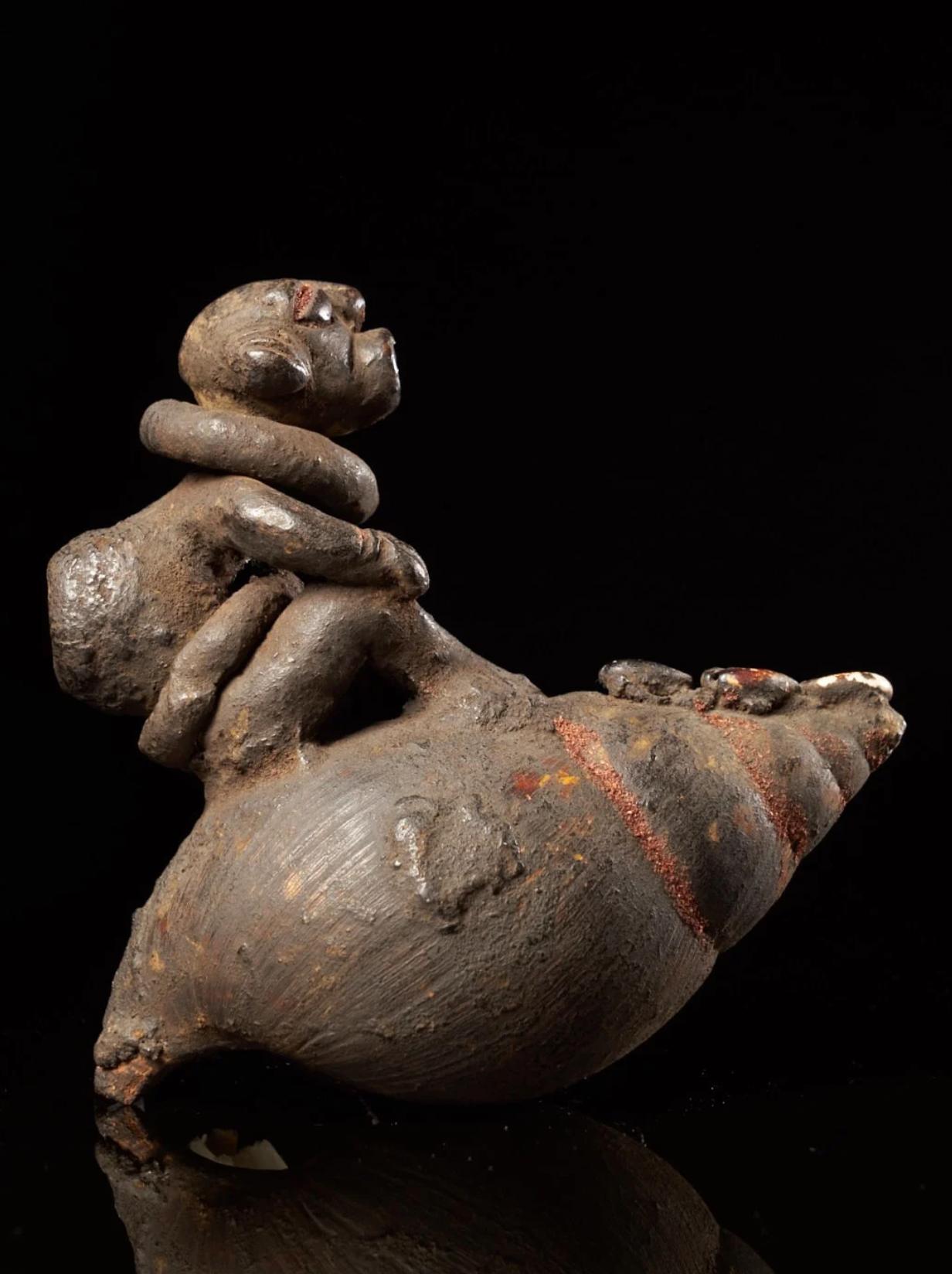 Camerunese Figura cerimoniale di scimmia su guscio di lumaca, Collezione tedesca, Popolo Bulu in vendita