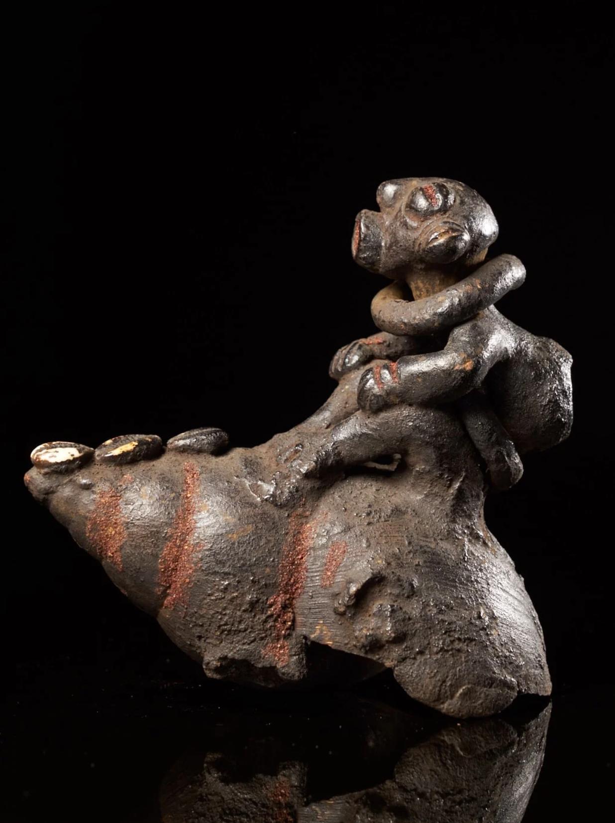 Fatto a mano Figura cerimoniale di scimmia su guscio di lumaca, Collezione tedesca, Popolo Bulu in vendita