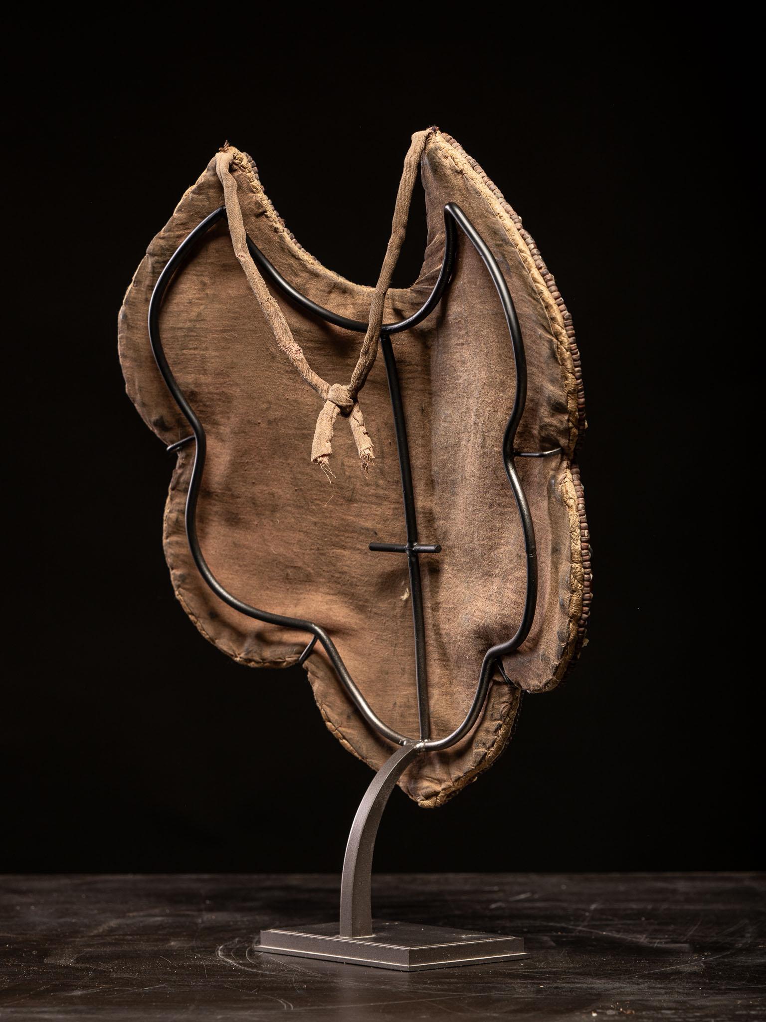 Ceremonial pectoral plastron in the form of a half moon, Tibet, 19-20th C In Good Condition For Sale In Leuven , BE