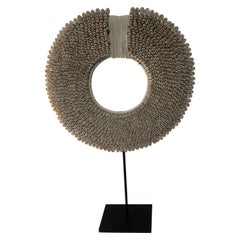 Collana di conchiglie cerimoniali su supporto