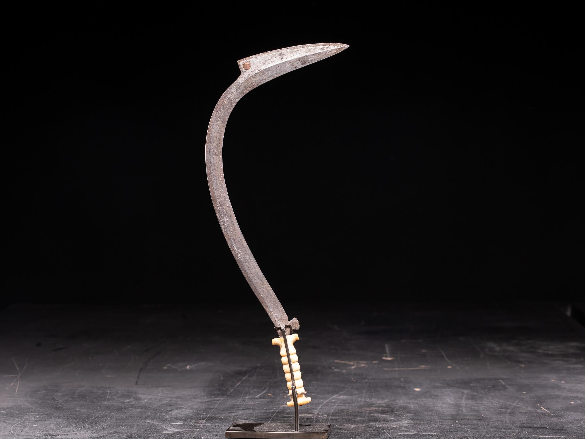 Ceremonial Sickle knife with design handle, Zande People, DRC. In Good Condition In Leuven , BE