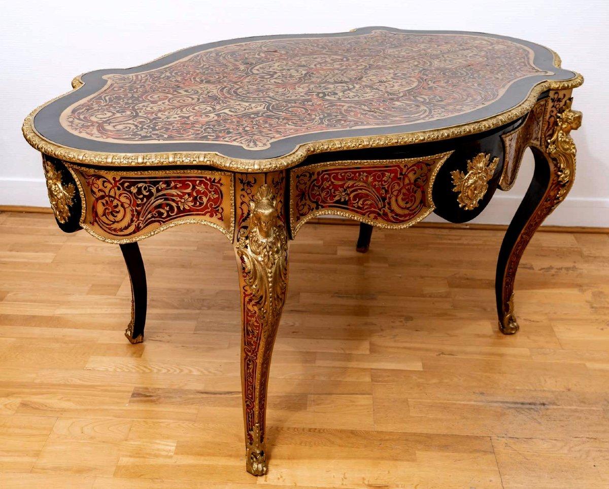 Table of violin form, with structure in blackened pear tree, almost completely covered with a marquetry 'Boulle'. 
This technique, which consists of a superposition of Red Tortoiseshells and Chiselled Brass, allows to obtain these Arabesques,