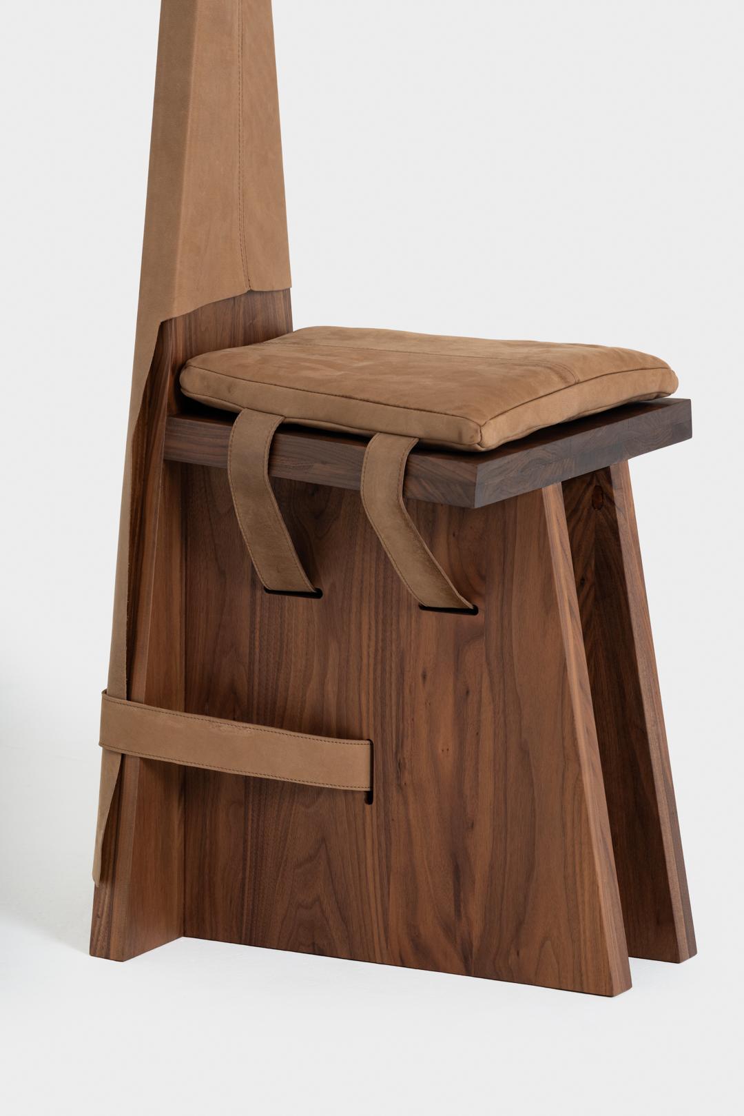 Ceremony Seat ist ein maßgefertigter Stuhl aus natürlichem Walnussholz. Das Korsett ist eine Mode
Referenz, die das Objekt personifiziert. Die Form des Stuhls verweist auf die Handarbeit
Kirchenbänke, aus alten, mittelamerikanischen Kirchenhäusern