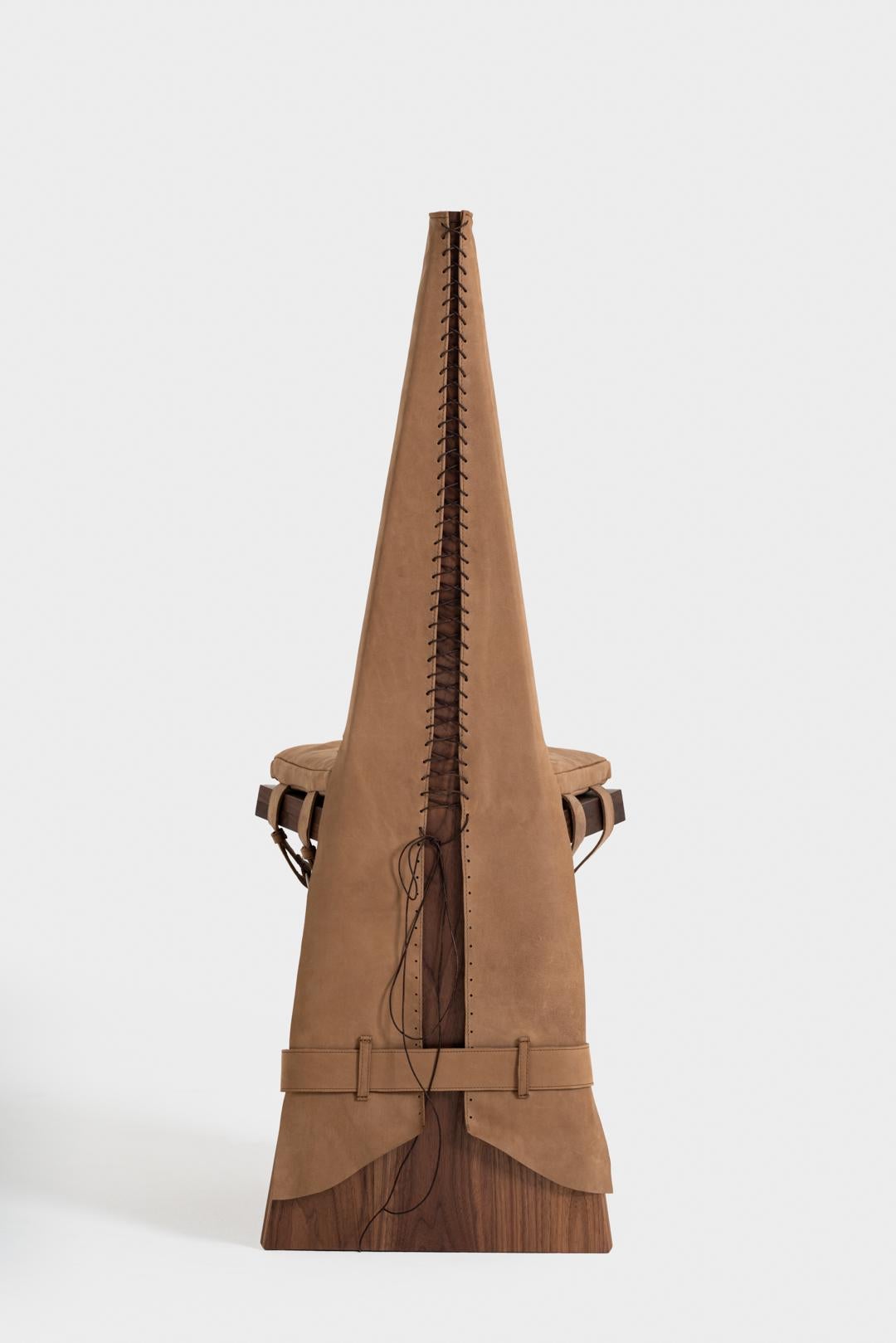 Ceremony Seat Stuhl aus Walnussholz und deutschem Lederkorsett von Jirah im Zustand „Hervorragend“ im Angebot in Milano, Lombardia