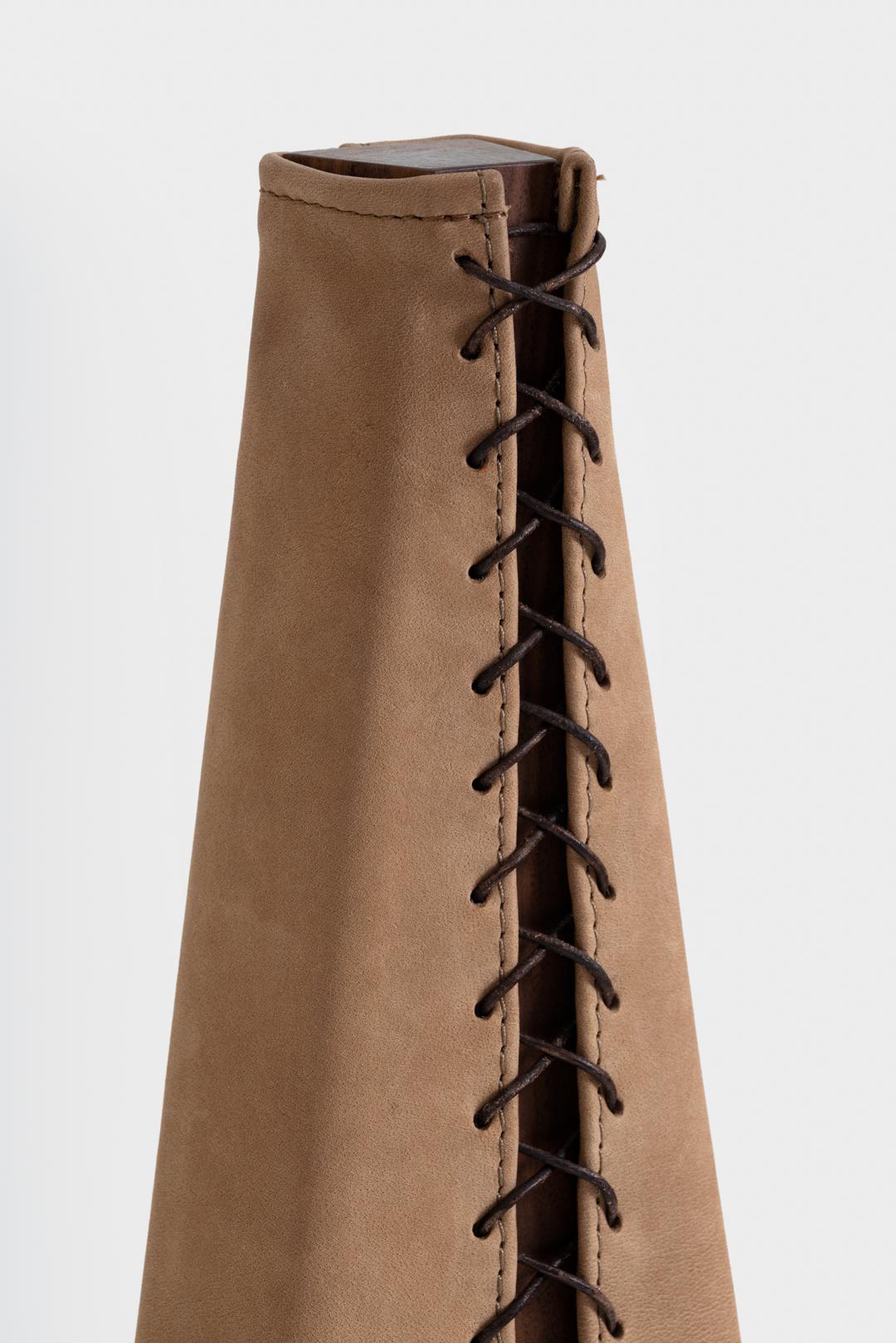 Ceremony Seat Stuhl aus Walnussholz und deutschem Lederkorsett von Jirah (21. Jahrhundert und zeitgenössisch) im Angebot