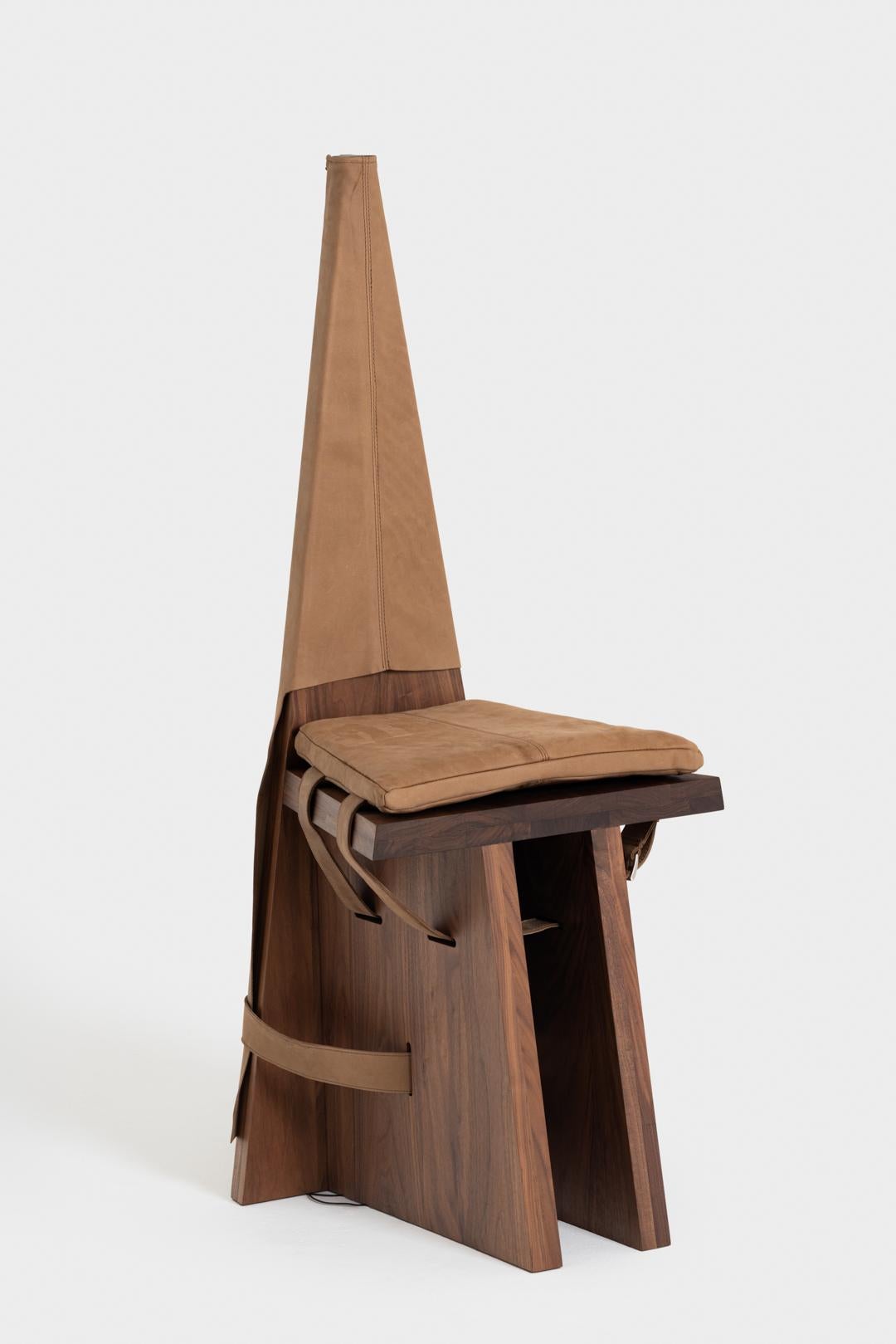 Ceremony Seat Stuhl aus Walnussholz und deutschem Lederkorsett von Jirah im Angebot 1