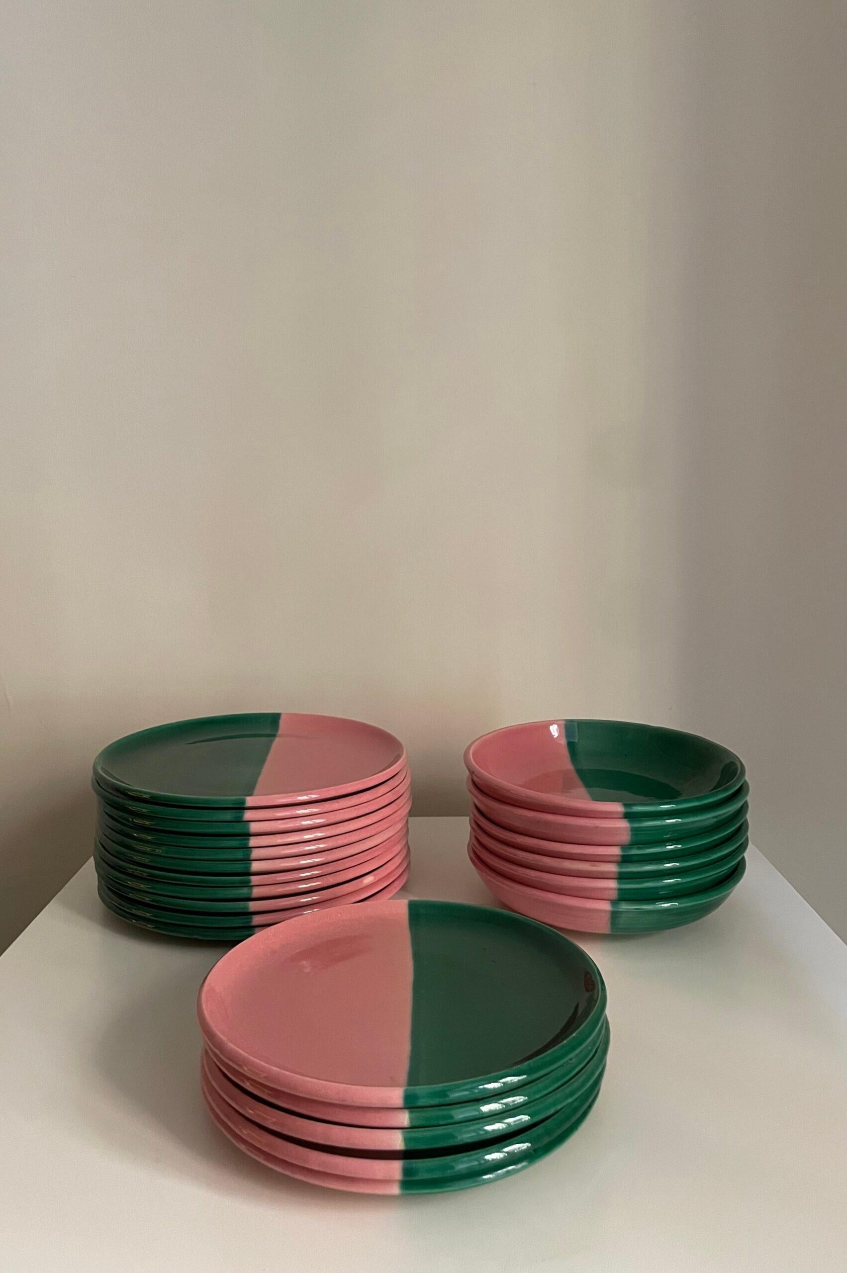 Set da tavola in ceramica di Cerenne Vallauris AM. Francia, anni '50.

26 pezzi; 11 piatti grandi, 6 piatti fondi, 5 piatti da dessert, 1 insalatiera, 1 ciotola, 1 piatto da portata, 1 piatto basso, 1 salsiera e 1 zuppiera.