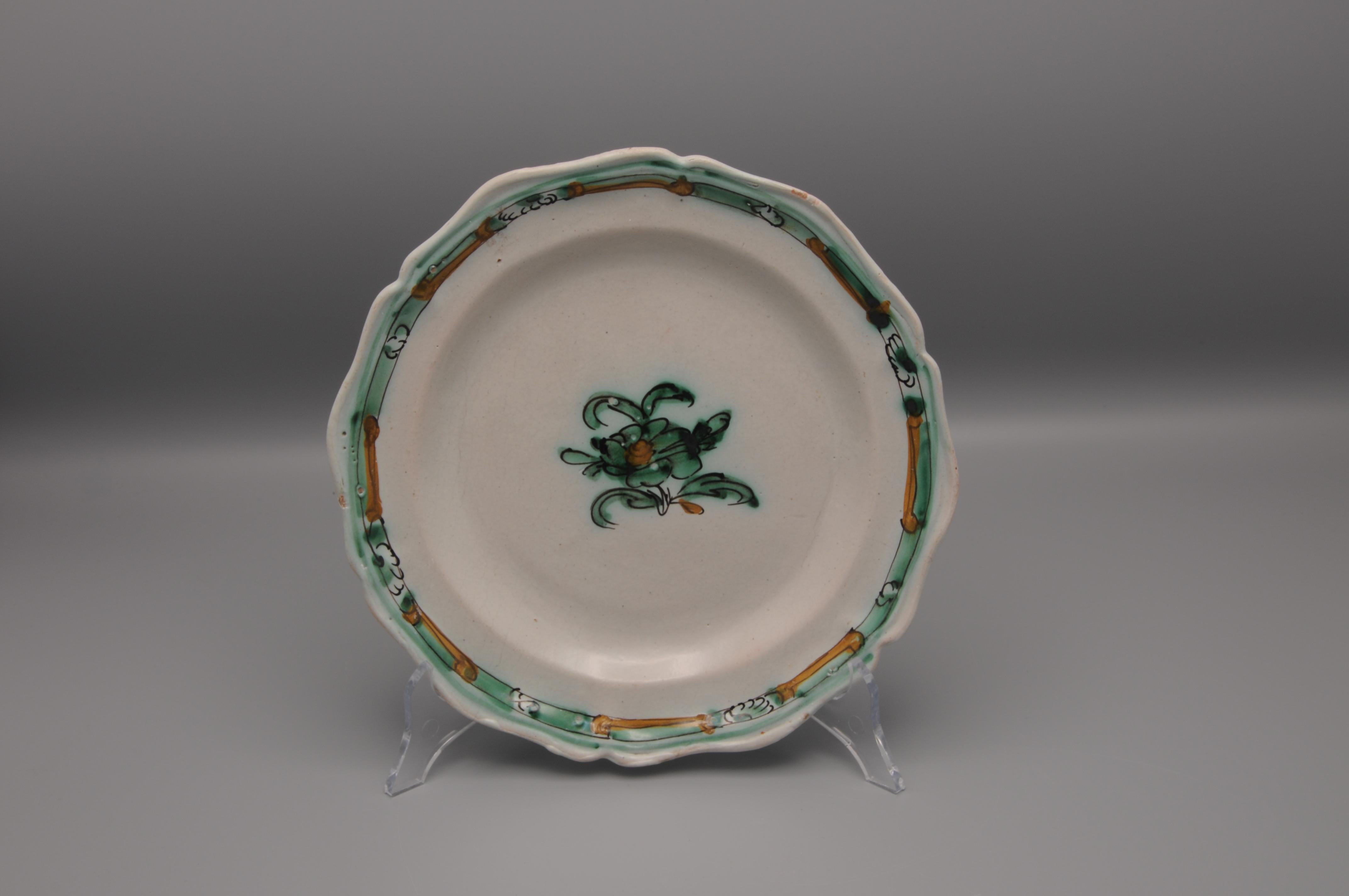 A maiolica plate, most likely Cerreto Sannita. Floral decor 

unmarked.
 Italy, late 18th century. Dimensions: diam. 24 cm.

Good condition: light chipping and some usual wear to the rim.