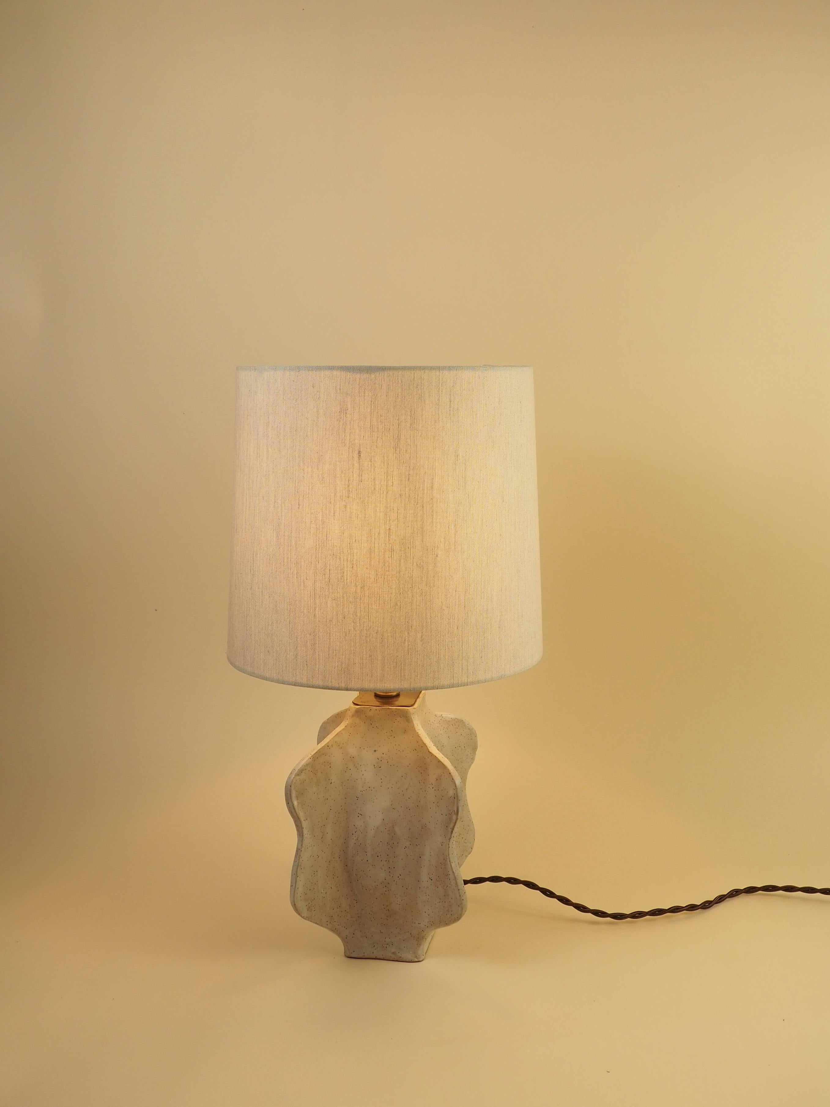 Inspiriert von den organischen, wellenförmigen Formen der Wüstenkakteen, schafft diese Lampe ein Gleichgewicht zwischen Minimalismus und Verspieltheit.  

Jede Leuchte wird von Hand aus einem gesprenkelten Tonkörper im Plattenbauverfahren