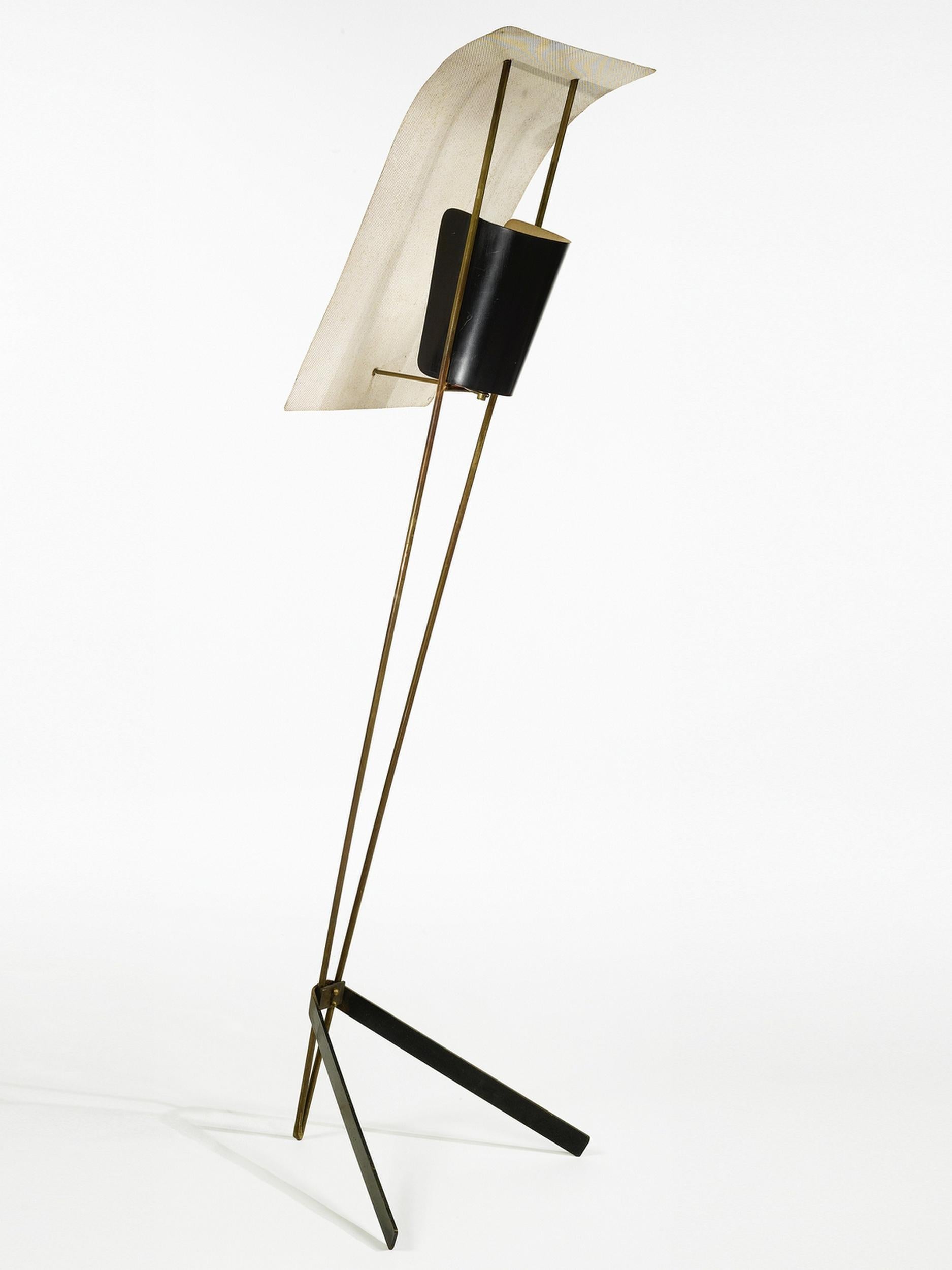 « Cerf-volant » model floor lamp by Pierre Guariche, Editions Atelier Pierre Disderot, Paris, France, circa 1952, with a shaft composed of two gilded brass tubes forming a « V », enclosing a curved, black-lacquered metal bulb cover, topped by a