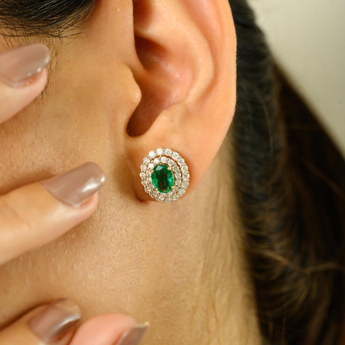 Taille ovale Cerified 1.28 Ct Halo Emerald & Diamond Wedding Stud Ears in 18k Yellow Gold (Boucles d'oreilles de mariage en or jaune 18k) en vente
