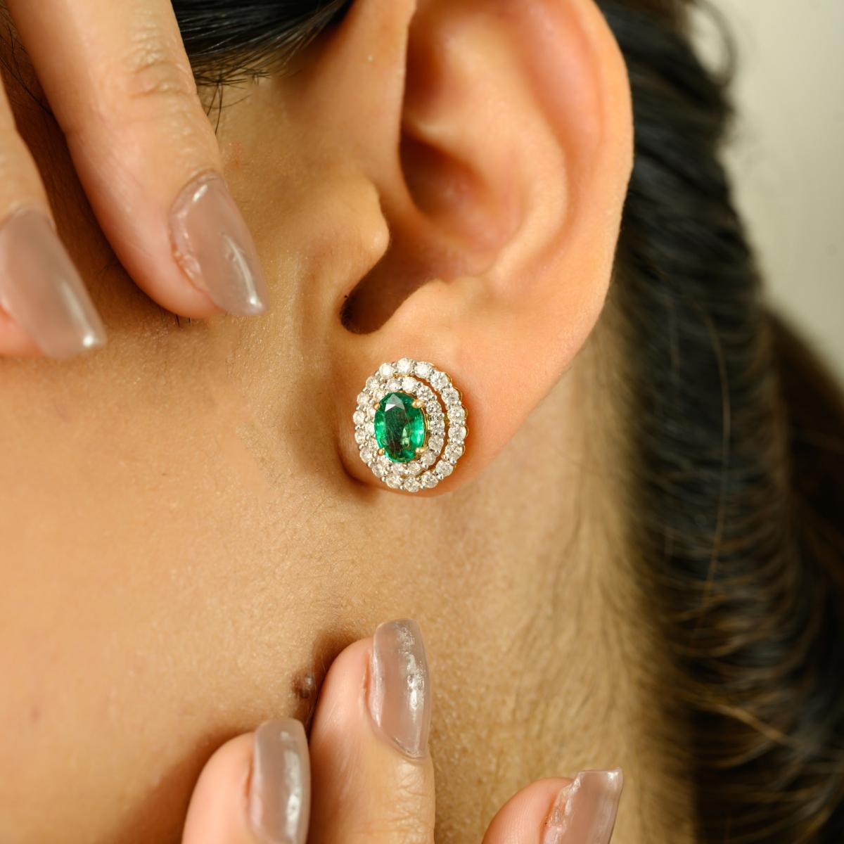 Cerified 1.28 Ct Halo Emerald & Diamond Wedding Stud Ears in 18k Yellow Gold (Boucles d'oreilles de mariage en or jaune 18k) Pour femmes en vente