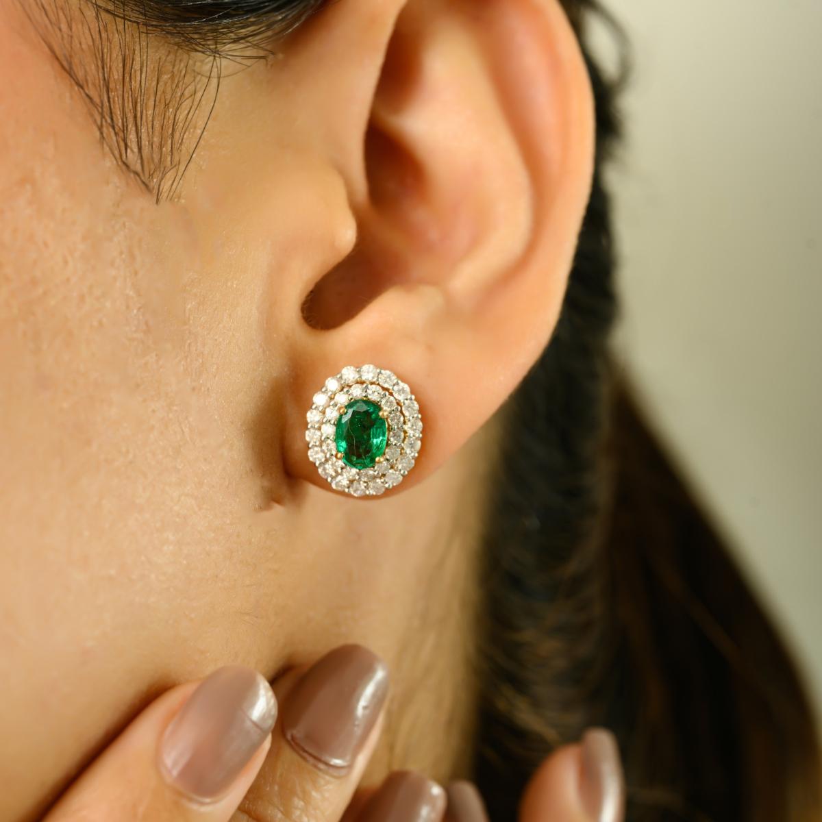 Cerified 1.28 Ct Halo Emerald & Diamond Wedding Stud Ears in 18k Yellow Gold (Boucles d'oreilles de mariage en or jaune 18k) en vente 2