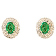 Pendientes de oro amarillo de 18 quilates con un halo de esmeraldas y diamantes de 1,28 quilates