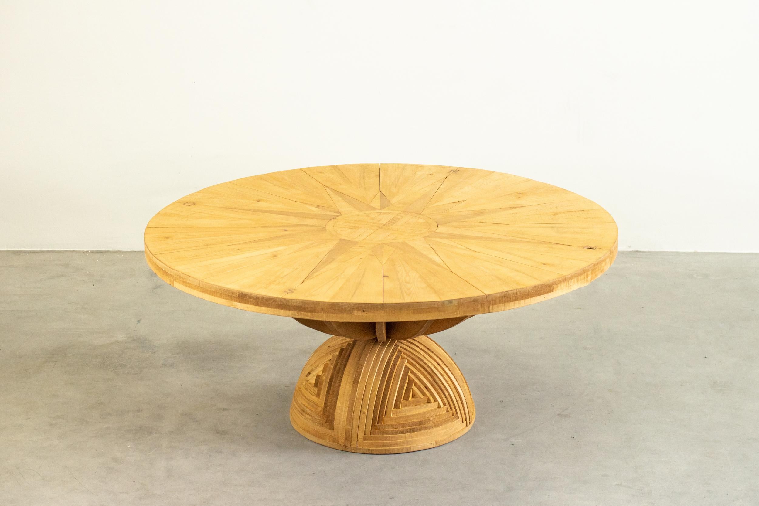 A beautiful and pristine large size round table by Ceroli La Rosa dei Venti in pinewood, with inlays.
Designed by Mario Ceroli and manufactured by Poltronova, Italy, 1973.
Manufacturer's brand marked with fire on the table structure.
It can