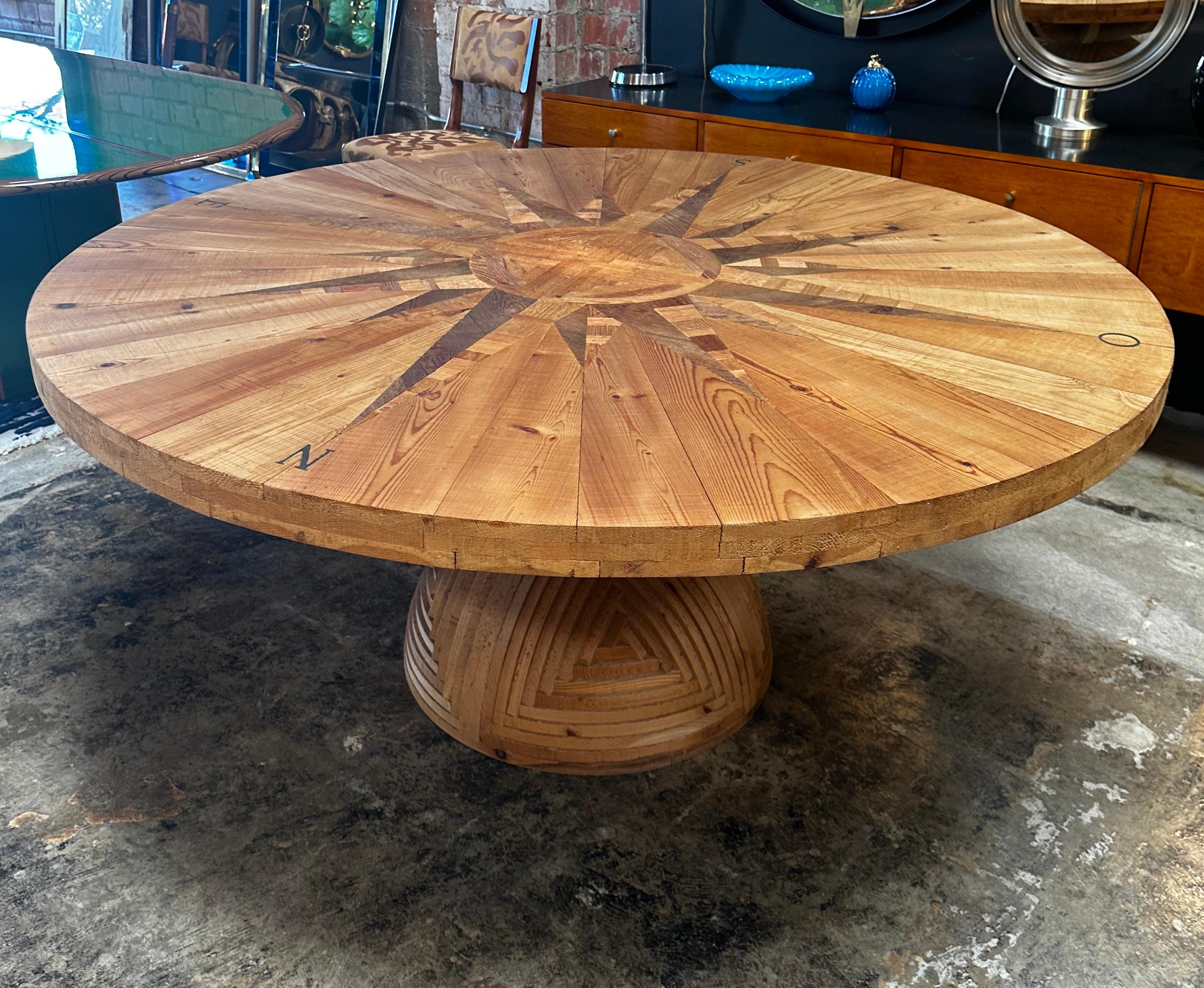 Mid-Century moderno Tavolo rotondo grande in legno di pino di Mario Ceroli Rosa Dei Venti di Poltronova, anni '70