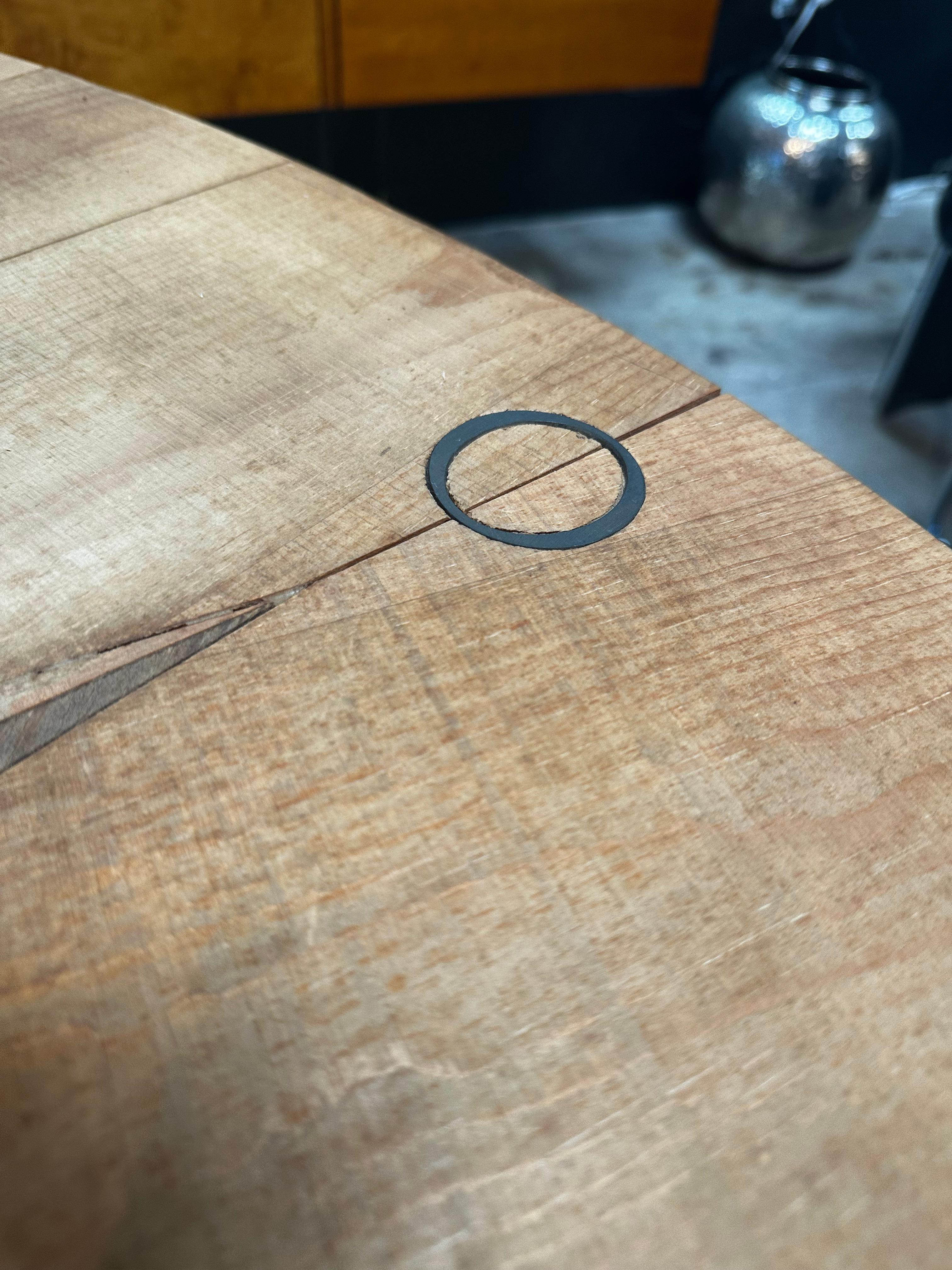 Italiano Tavolo rotondo grande in legno di pino di Mario Ceroli Rosa Dei Venti di Poltronova, anni '70