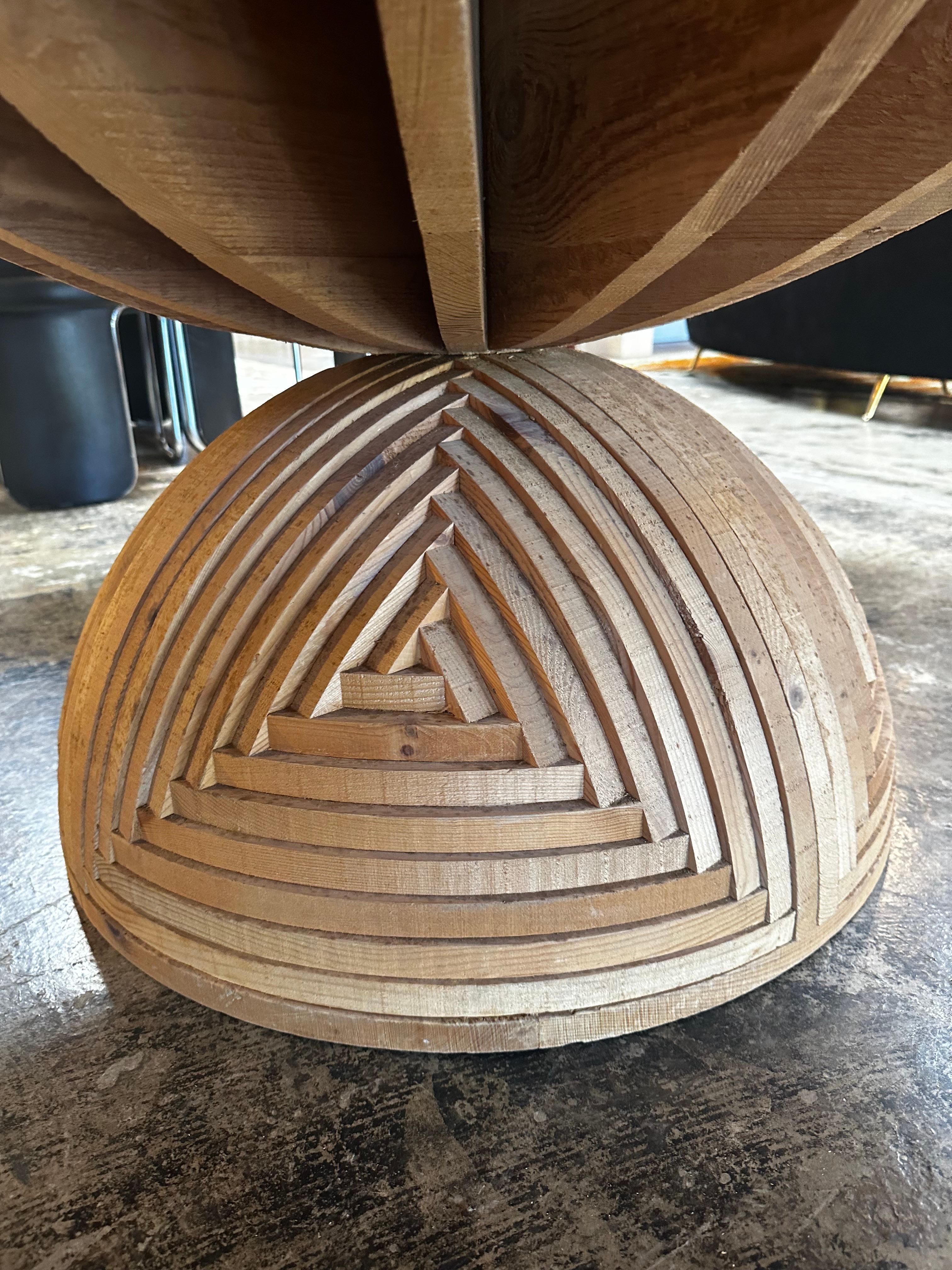 Ottone Tavolo rotondo grande in legno di pino di Mario Ceroli Rosa Dei Venti di Poltronova, anni '70