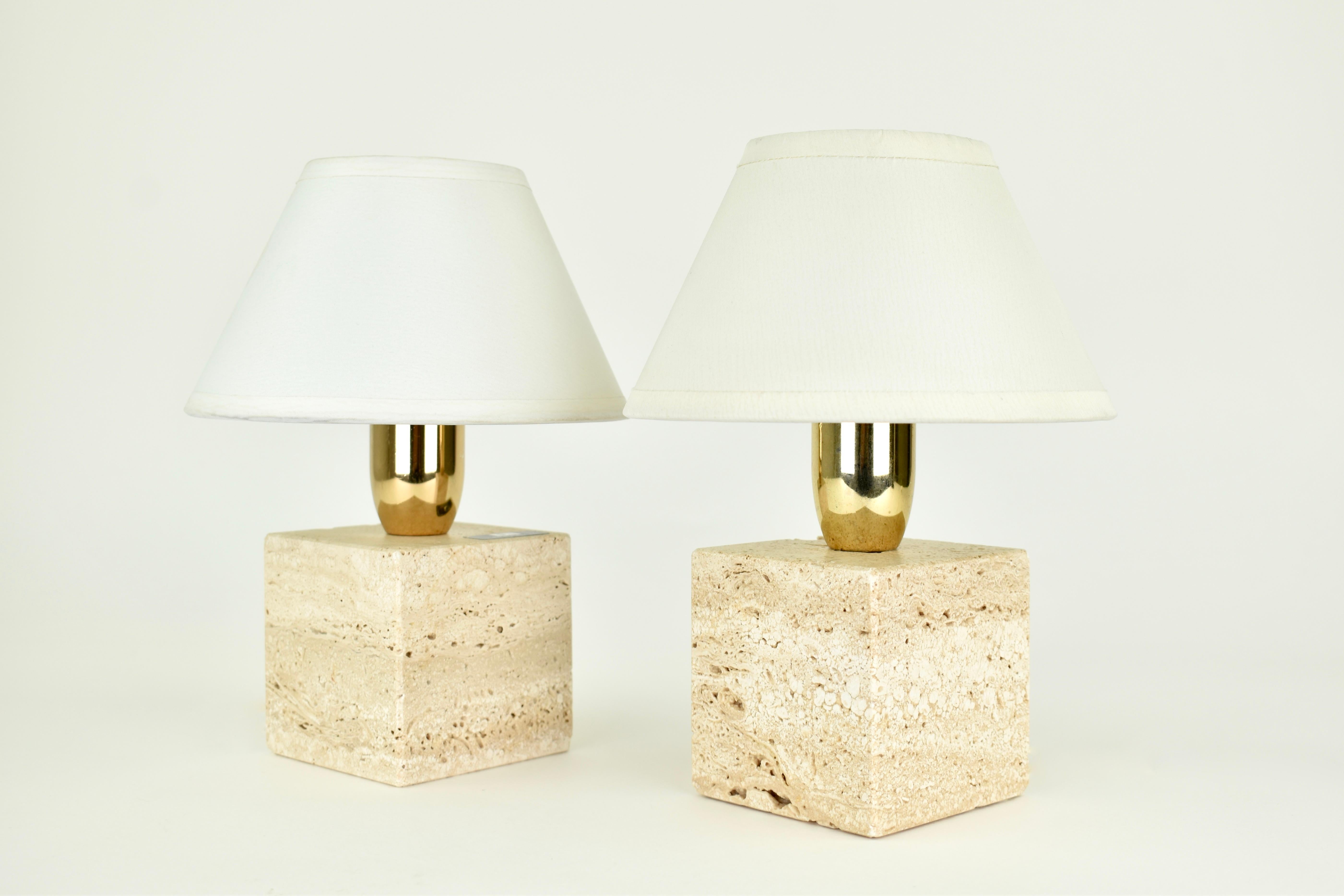Beautiful set of two cubic travertine table lamps, made by the Italian company Cerri Nestore & C in the 1970s. Both lamps have a Brass fitting holder and are in great condition. The nature of the used material brings some imperfections that are part