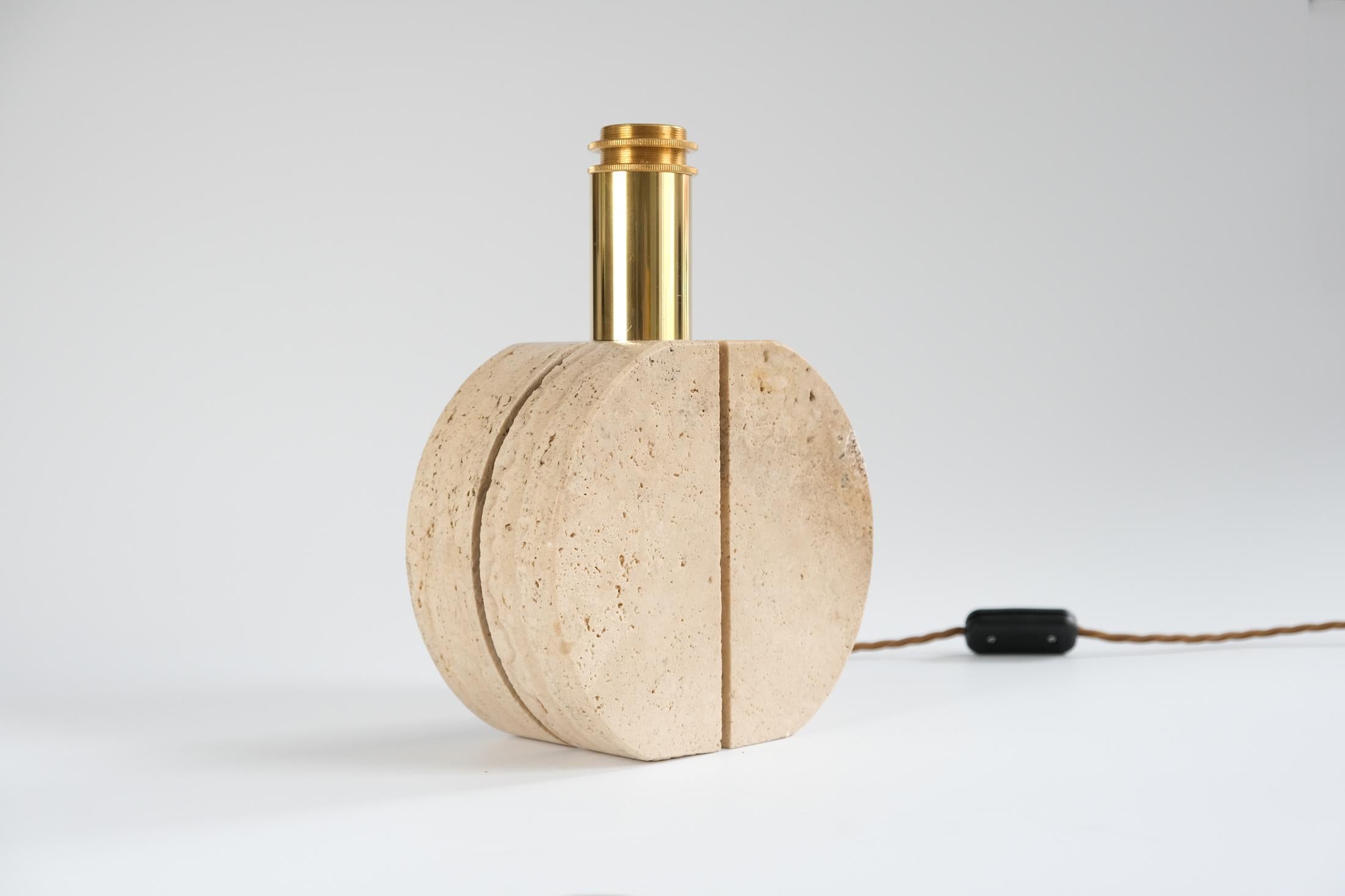 For sale is a wonderful Mid-20th Century Modern brass & travertine stone table lamp by Cerri Nestore, Italy circa 1970s.

With its distinctive 4-sided precision-cut groove detail, this elegant, heavy, solid Travertine (a form of terrestrial