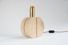 Cerri Nestore Lámpara de sobremesa moderna de mediados de siglo en latón y travertino, Italia c.1970