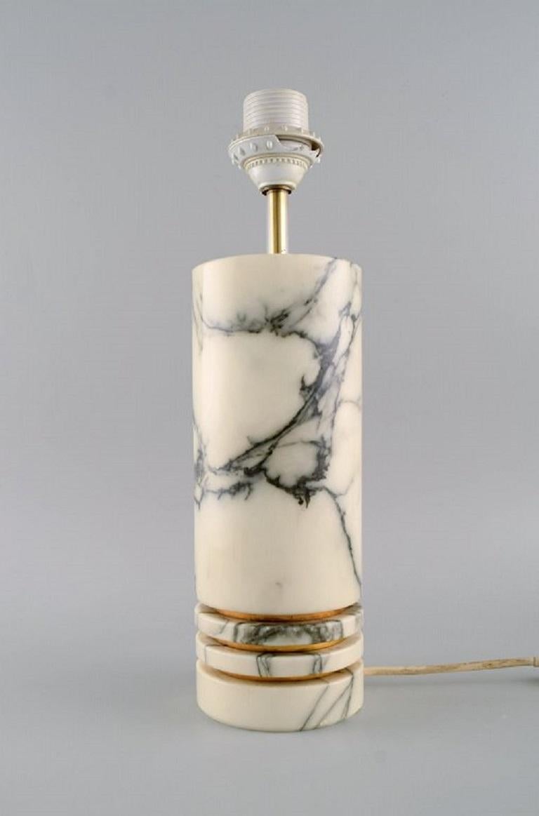 Cerri Nestore, Volterra. Marble and brass table lamp. 
Italian design, 1970s.
Measures: 26 x 10 cm (ex. Socket).
In excellent condition.
Sticker.