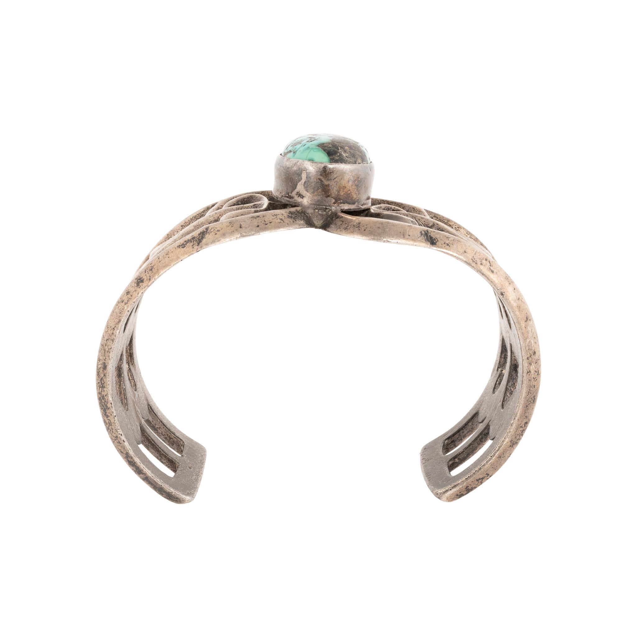 Bracciale in turchese Cerrillos e argento fuso con sabbia. Pietra centrale con castone incastonato di colore verde acqua e matrice scura. Su un bracciale ornato in bronzo con dettagli a volute. Un pezzo antico, con una bella patina che può essere