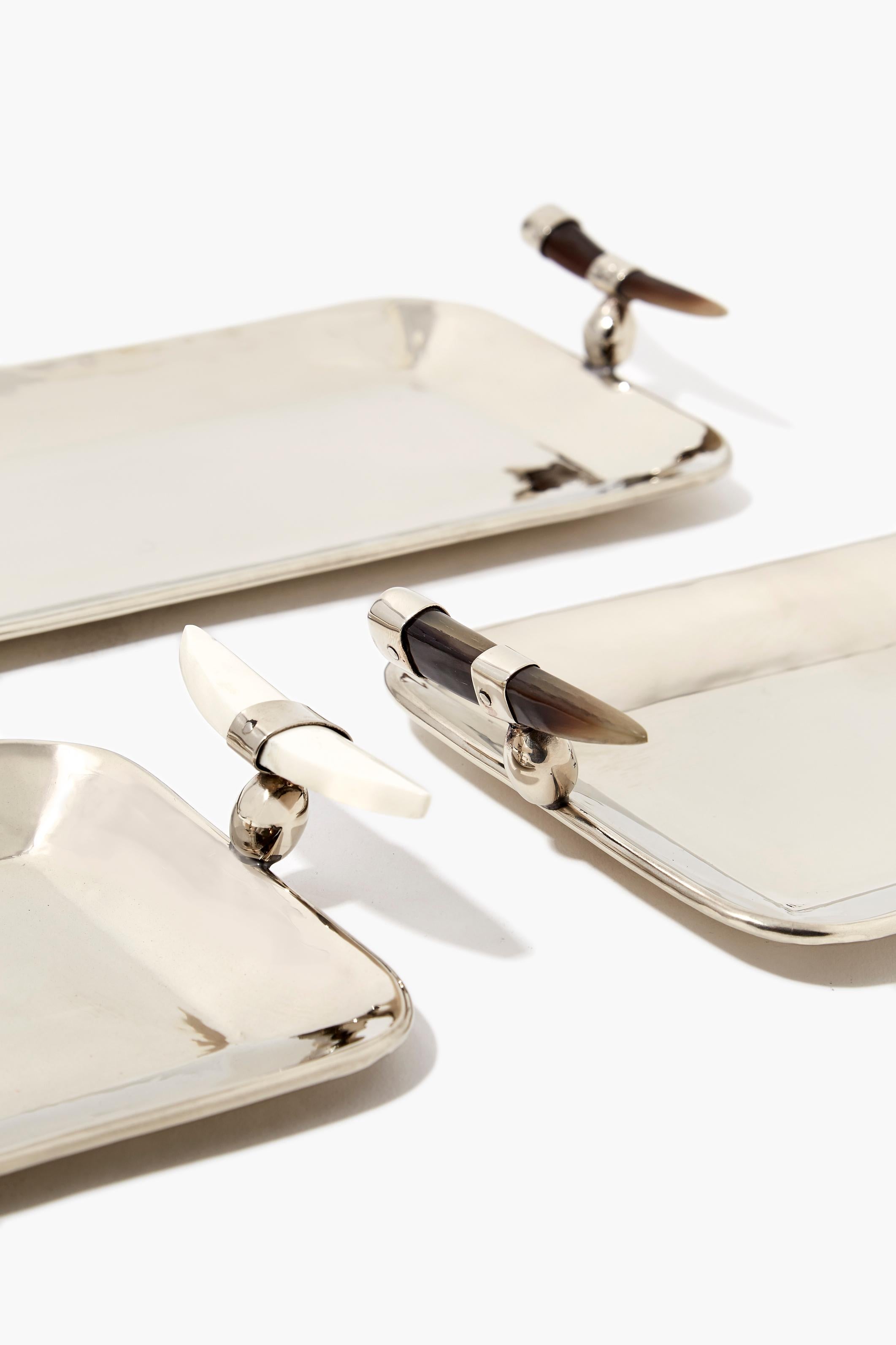 Bandeja rectangular pequeña Cerro, hueso crema y plata alpaca Moderno orgánico en venta