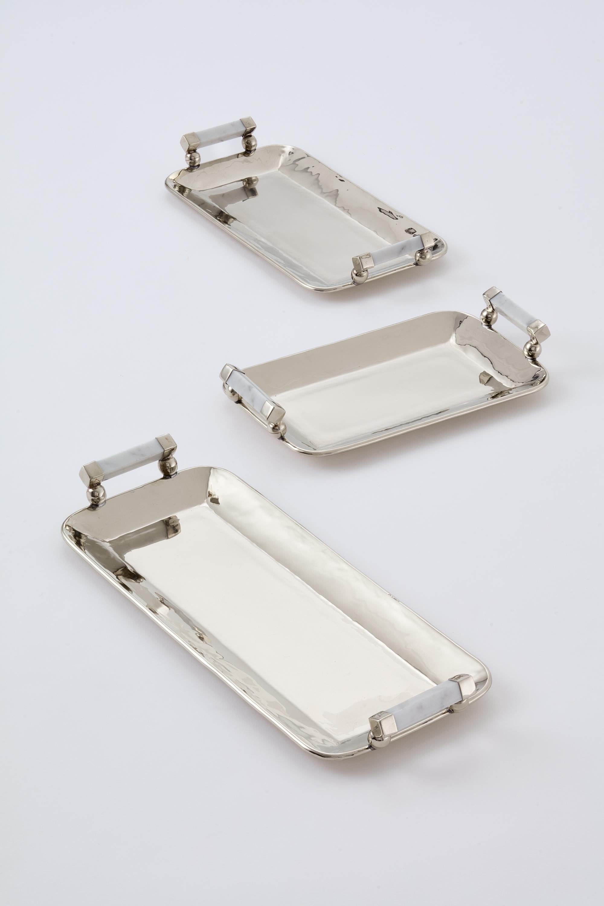 Not everything is organic in northern Argentinean hills. As we cast our eyes on the landscapes, we also find geometry that makes us travel with our imagination. Mini square, rectangular, semi oval and round trays, sugar bowls and cream pitchers. The