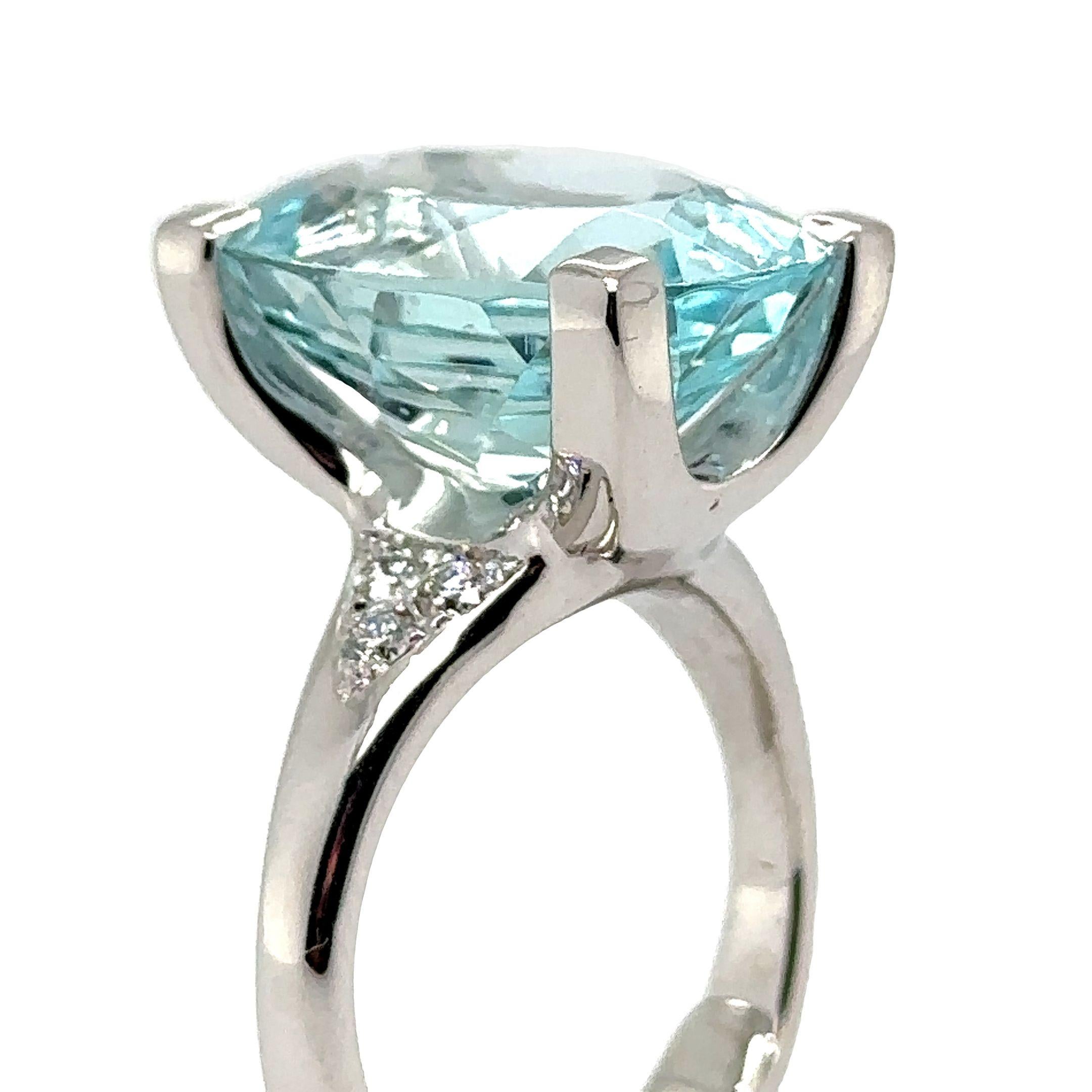 A Cerrone Aquamarine Oval Ring, four claw set in 18ct white gold with 6 diamonds pavé set on the shoulders on a 3.9 to 2.8mm reverse tapered concave band.

Aquamarine 10.92ct, 18.0 x 13.0 x 8.2mm, light blue, very good clarity.

Diamonds 6 = 0.20ct,