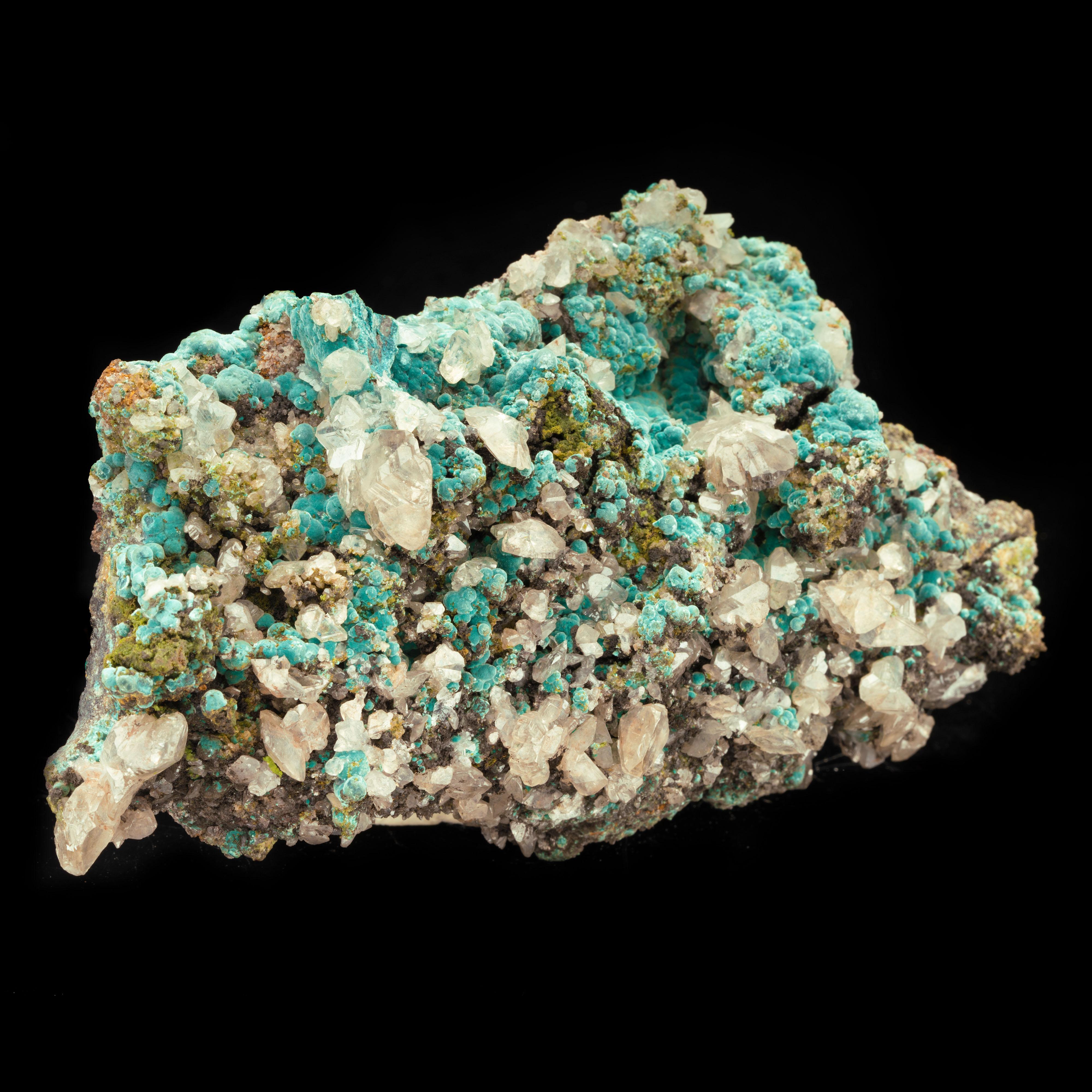 Cette pièce combinée singulière provenant de la mine de Tsumeb, en Namibie, a été obtenue dans les années 1970. De grands cristaux abondants de cerrusite gemme sur de la rosasite d'une couleur turquoise presque étonnante constituent un spécimen