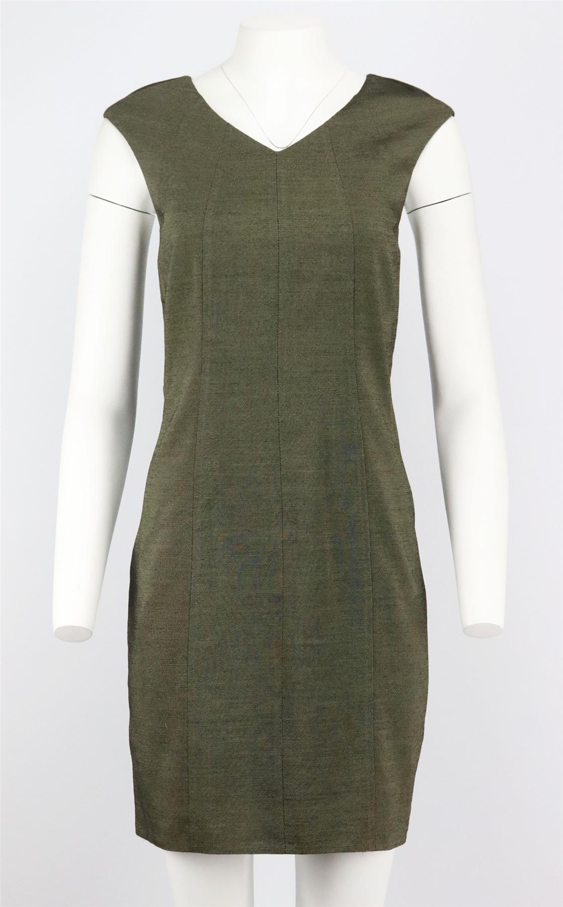 Cette robe et veste vintage signée Cerruti 1881 est confectionnée en laine mélangée texturée marron dans une silhouette structurée avec un blazer long assorti à un seul bouton. Laine mélangée marron. Fermeture à glissière dissimulée au dos,