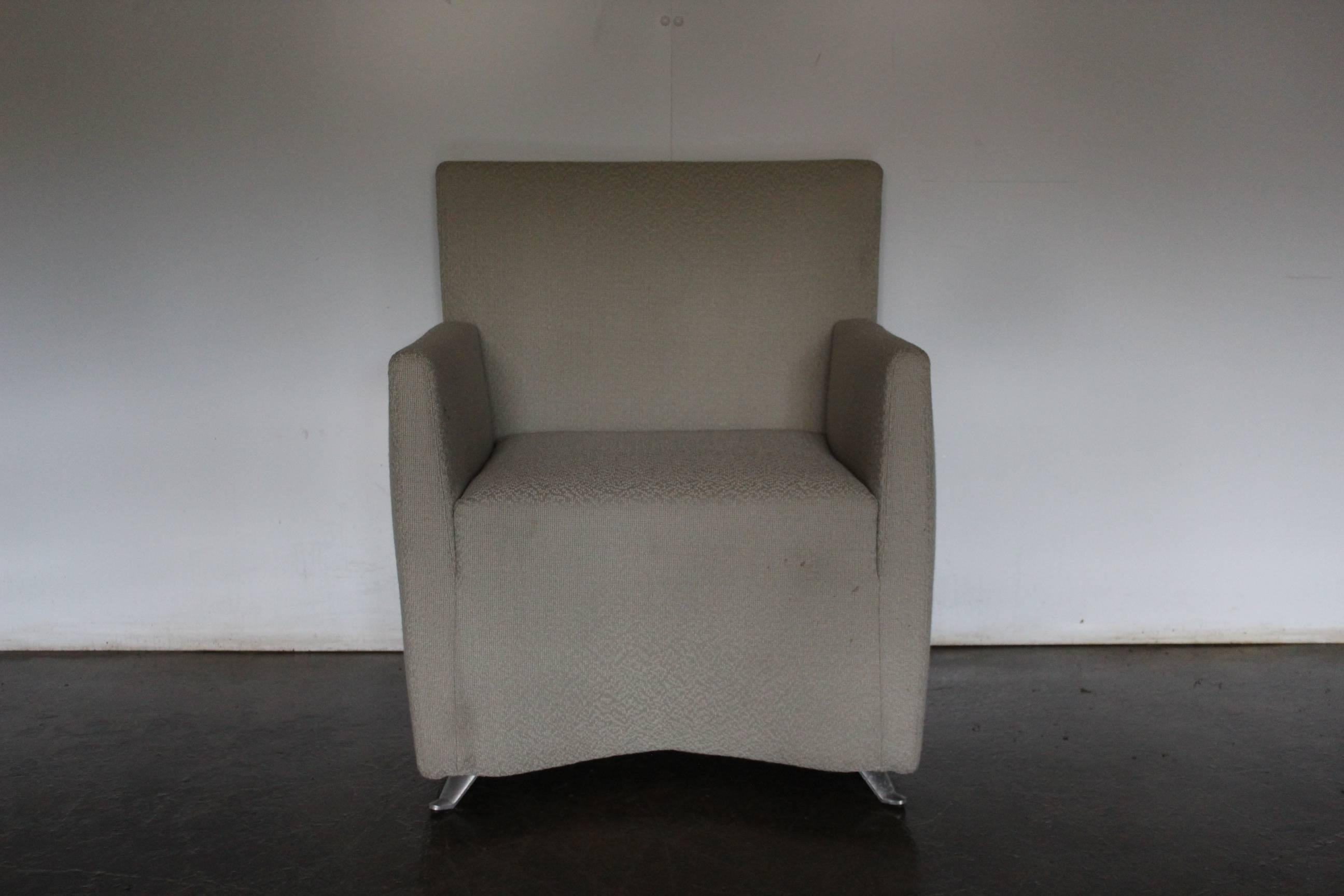 Bonjour les amis, et bienvenue à une autre offre incontournable de Lord Browns furniture, la première ressource du Royaume-Uni pour les canapés et les chaises de qualité.

Nous vous proposons à cette occasion un fauteuil 