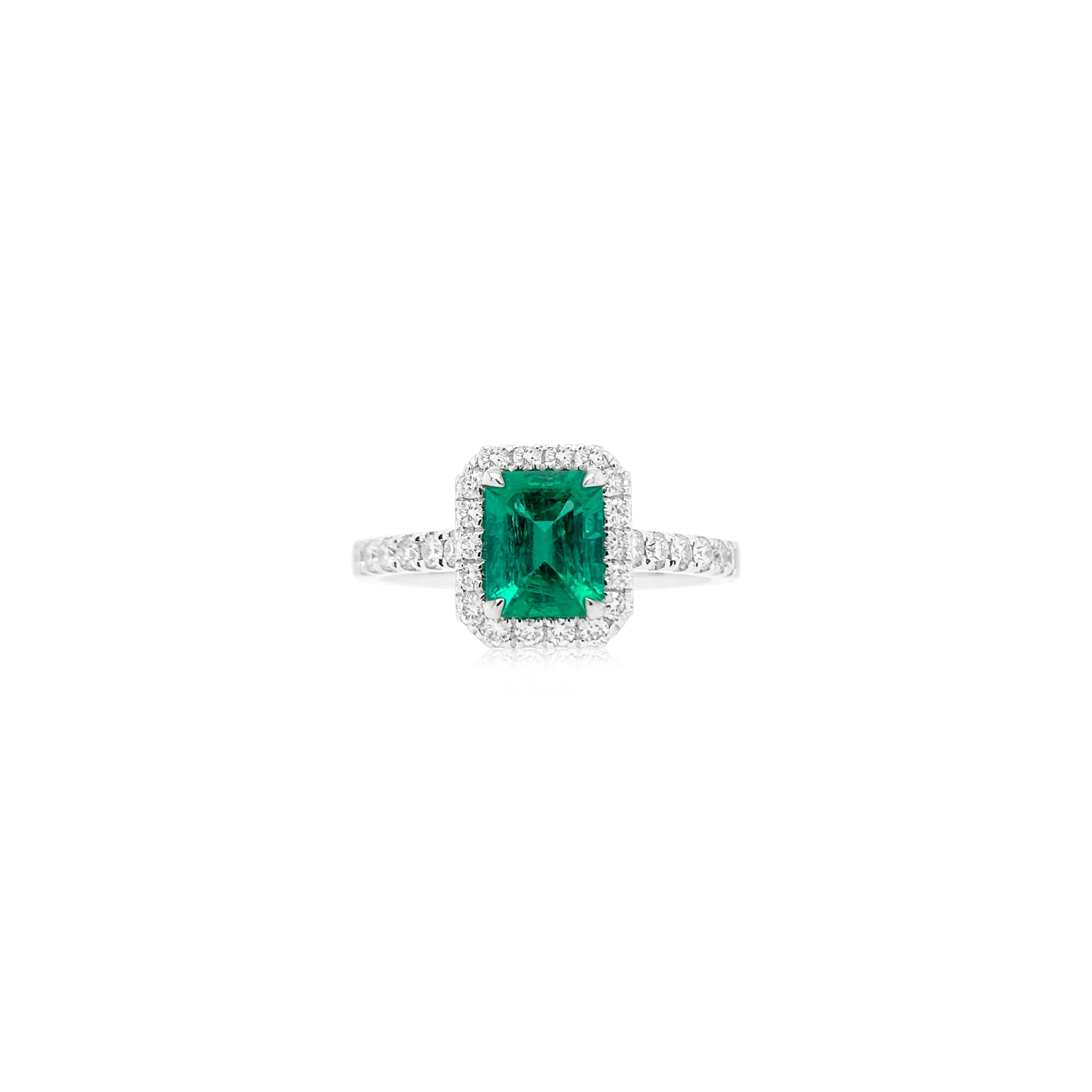 This Colombian emerald ring is a testament to authenticity, celebrated for its natural inclusions. These imperfections, unique to genuine emeralds, distinguish them from lab-created counterparts, adding character and validating their Earthly origin.