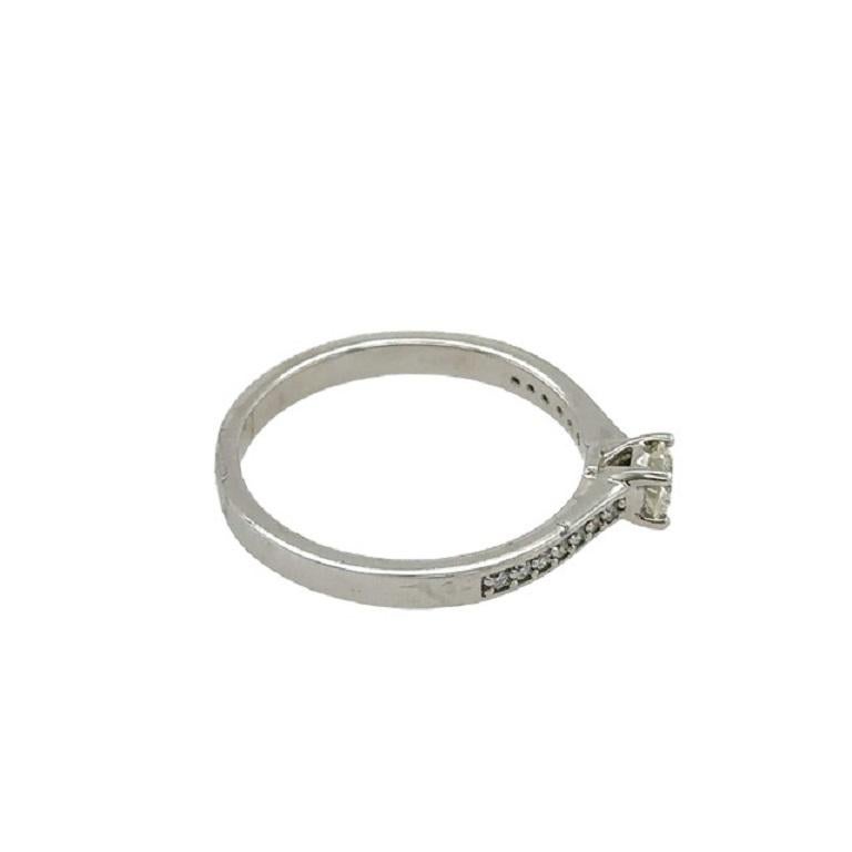 Anillo solitario de diamantes certificado en oro blanco de 18 ct de 0,34 ct en Bueno estado para la venta en London, GB
