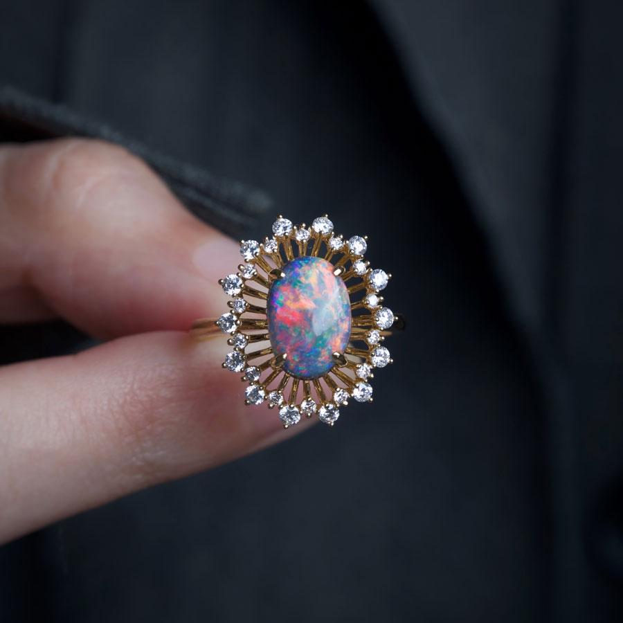 Bescheinigt 2,26ct Spiel der Farbe Australian Black Opal Diamond Halo Verlobungsring 18K Gelbgold.


Kostenloser Inlandsversand mit USPS First Class! Kostenlose Geschenktüte oder -box zu jeder Bestellung!

Der Opal, die Königin der Edelsteine, ist