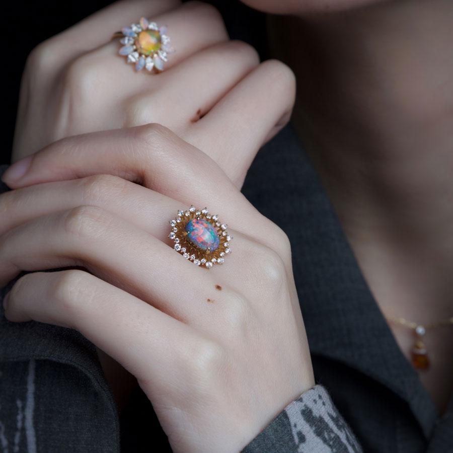Zertifizierter Verlobungsring mit 2,26 Karat farbigem schwarzem Opal und Diamant-Halo, 18 Karat Go (Arts and Crafts) im Angebot