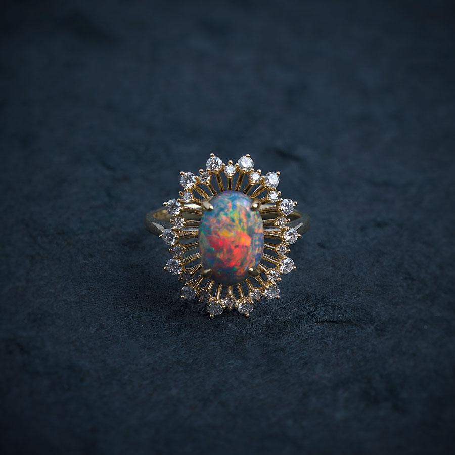 Zertifizierter Verlobungsring mit 2,26 Karat farbigem schwarzem Opal und Diamant-Halo, 18 Karat Go (Ovalschliff) im Angebot