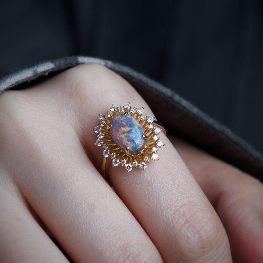 Zertifizierter Verlobungsring mit 2,26 Karat farbigem schwarzem Opal und Diamant-Halo, 18 Karat Go im Zustand „Neu“ im Angebot in Suwanee, GA