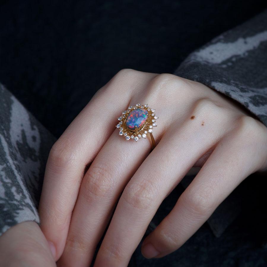 Zertifizierter Verlobungsring mit 2,26 Karat farbigem schwarzem Opal und Diamant-Halo, 18 Karat Go für Damen oder Herren im Angebot
