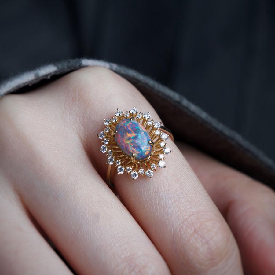 Zertifizierter Verlobungsring mit 2,26 Karat farbigem schwarzem Opal und Diamant-Halo, 18 Karat Go im Angebot 1