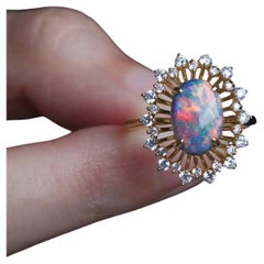 Bague de fiançailles 18 carats avec opale noire de 2,26 carats et halo de diamants certifiés