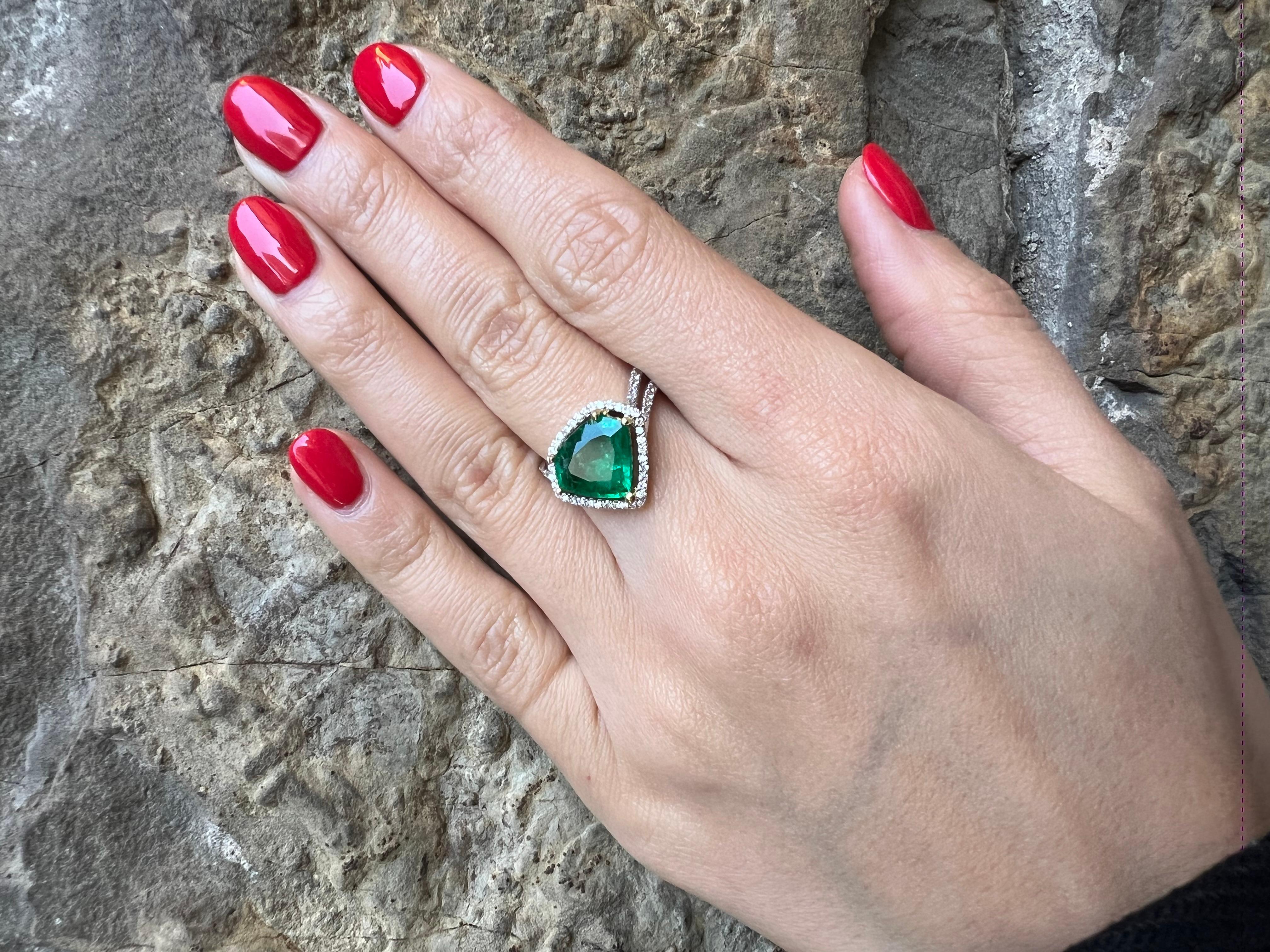 ein eleganter Ring mit Smaragd und Diamanten, in der Mitte besetzt mit einem kolumbianischen Smaragd von 2,61 Karat, umgeben von runden Diamanten im Brillantschliff (0,56 Karat)
montiert in 18k Weißgold .
dieses Stück wird von einem Zertifikat