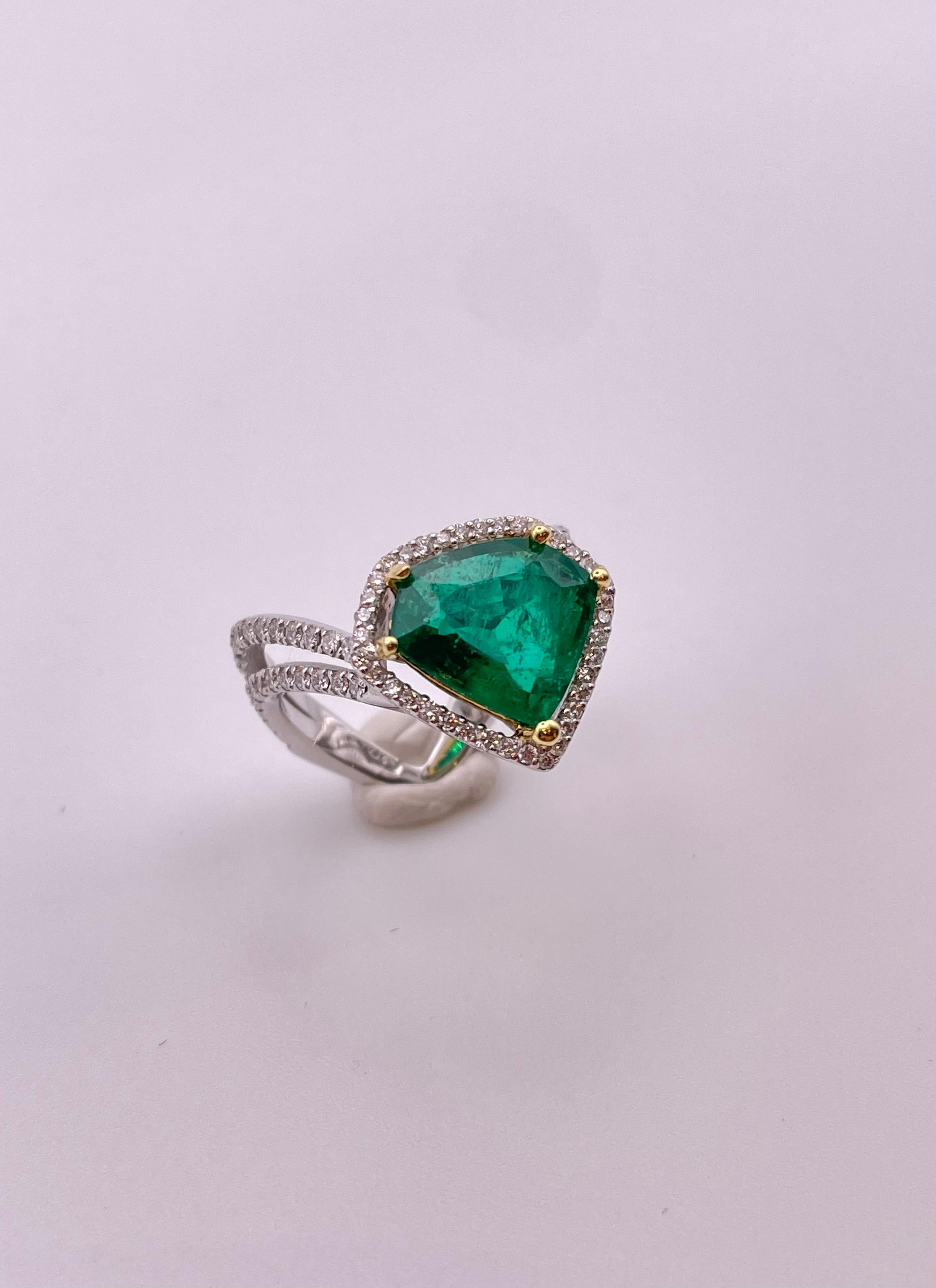 Modern Certificated 2.61 Carats Fine Emerald and Diamond Ring For Sale