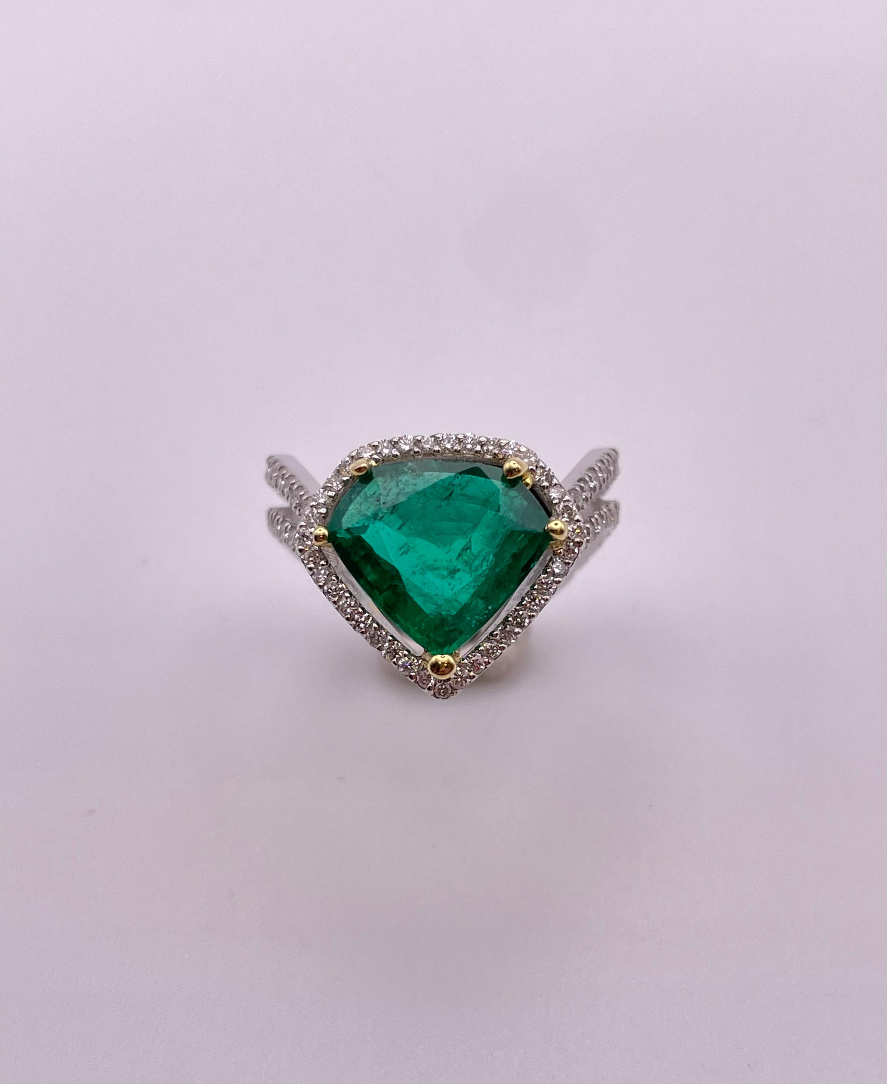 Certificated 2.61 Carats Fine Emerald and Diamond Ring In New Condition For Sale In Firenze, FI