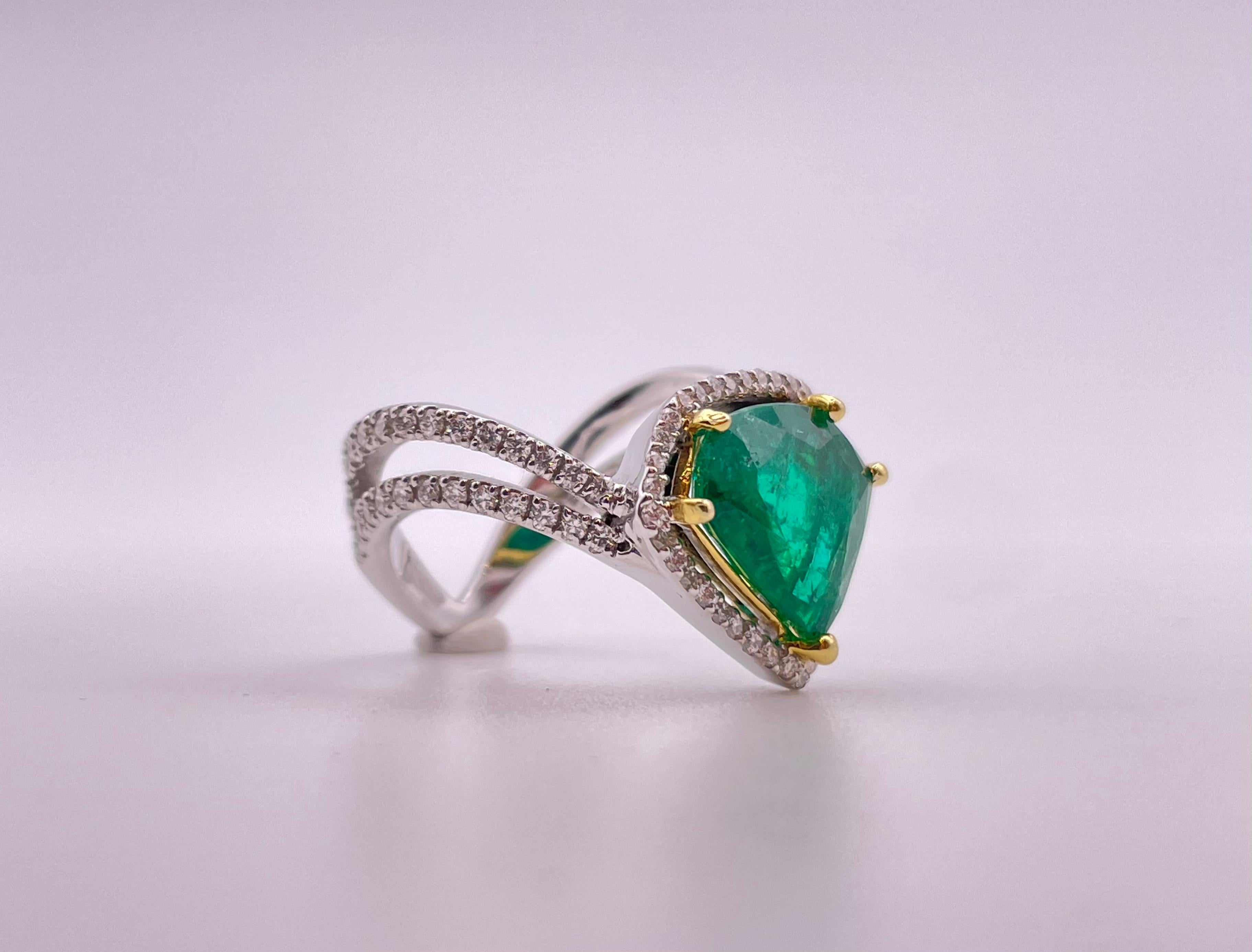 Women's Certificated 2.61 Carats Fine Emerald and Diamond Ring For Sale